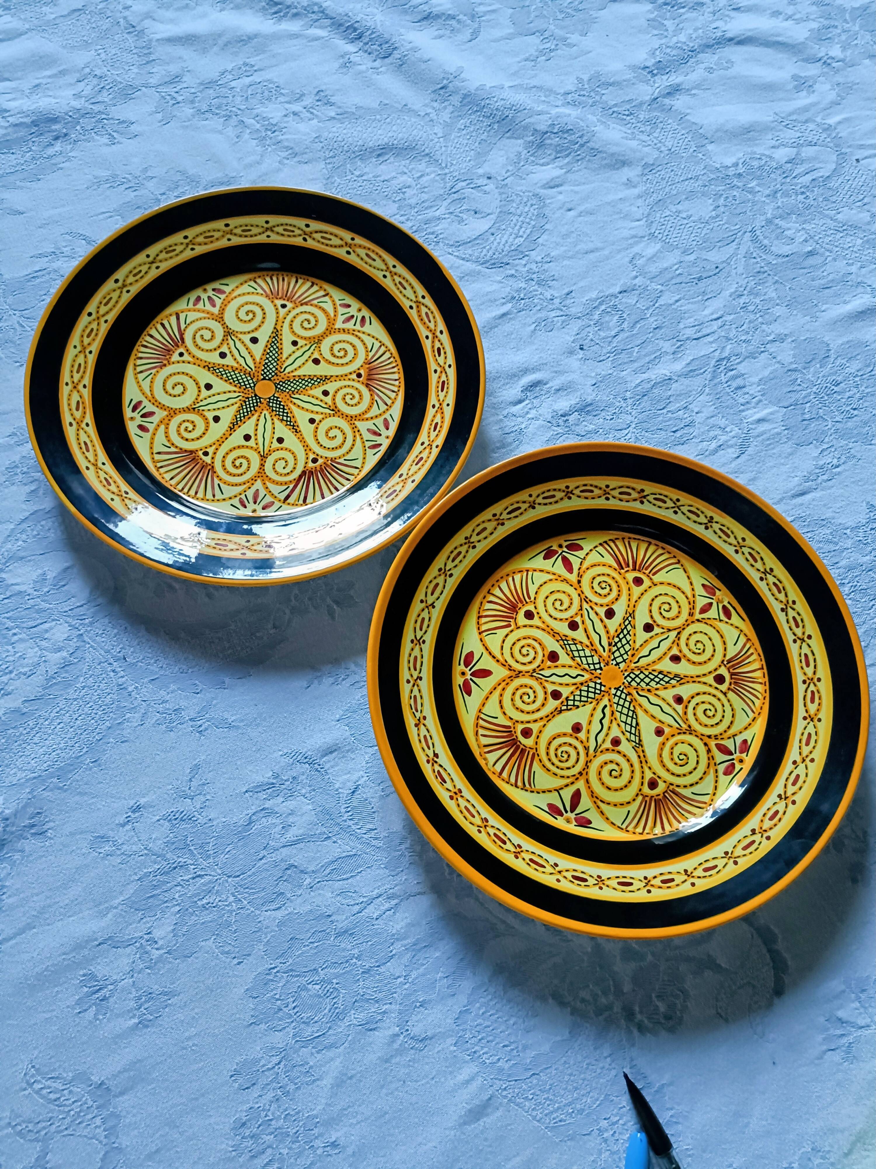 Deux assiettes en faïence HB Quimper jaune et noir