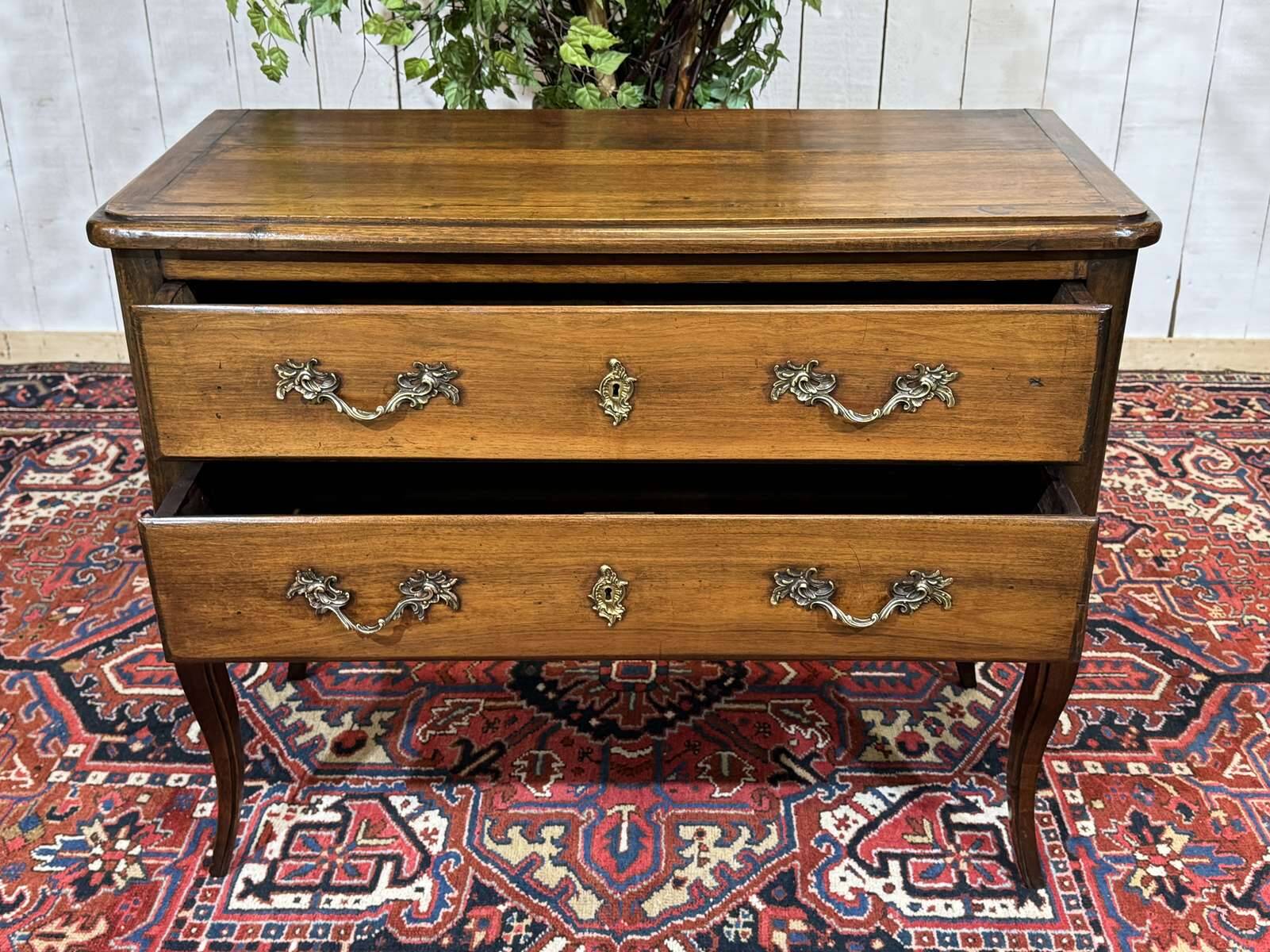 Commode 2 tiroirs de style Louis XV fin XIXème en noyer et peuplier