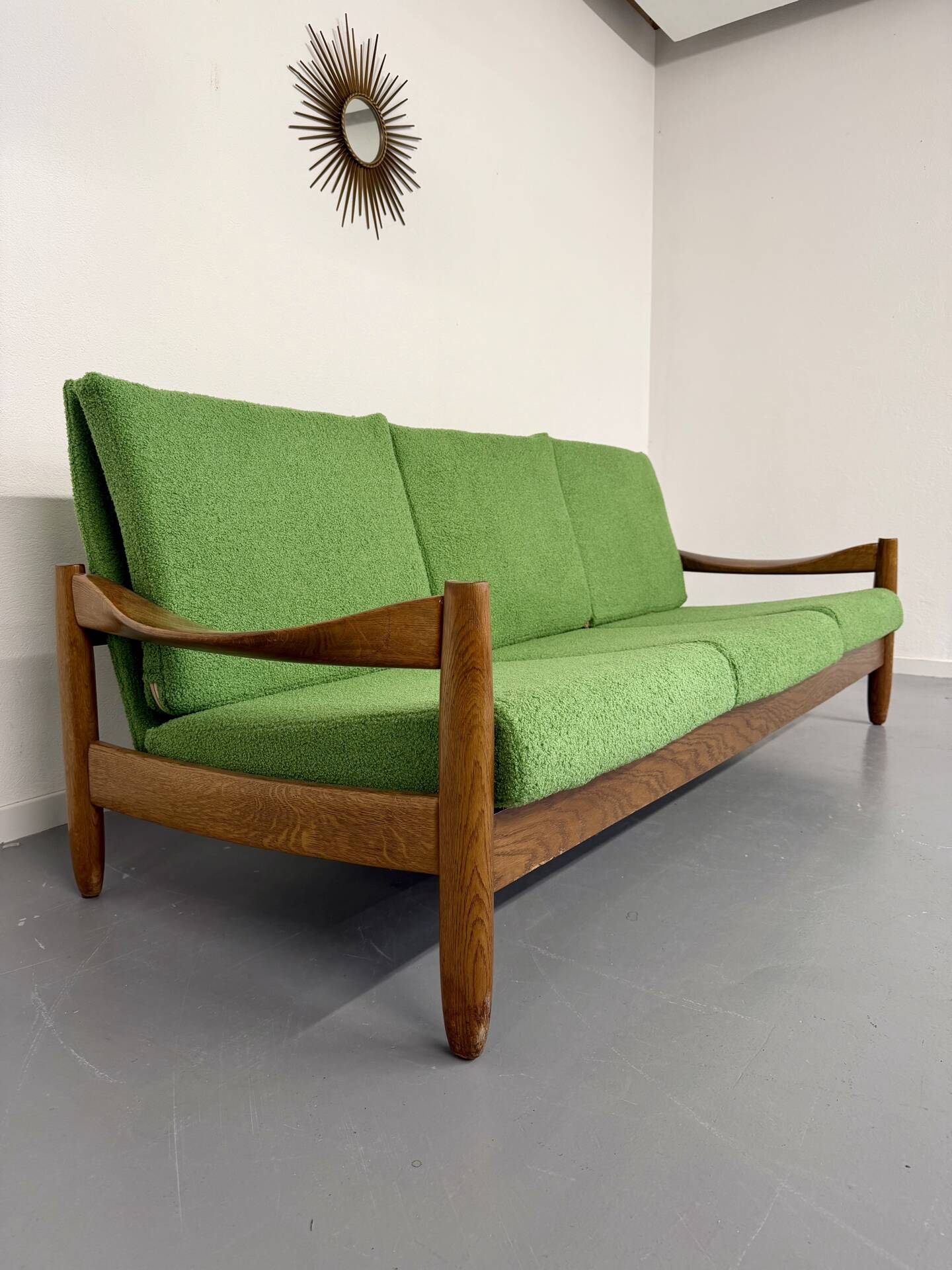 Vintage 3-seater canapé in solid oak with boucle fabric, Scandinavian design from the 70s.