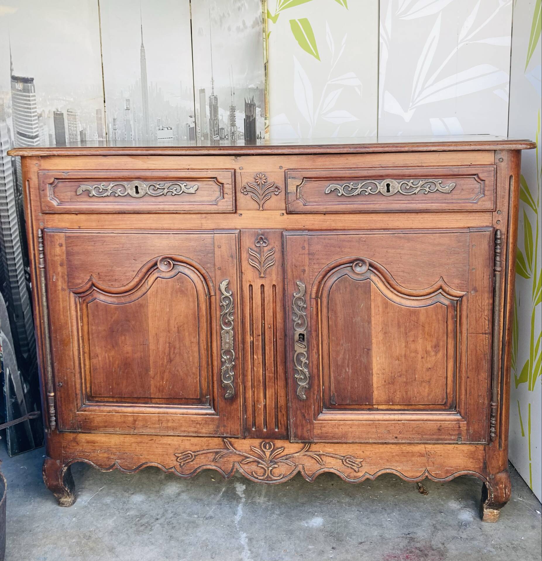 Louis XV style buffet from the 19th century in solid fruitwood with dowelled joints.