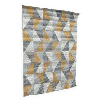 Elegant tricolor rug with geometric pattern