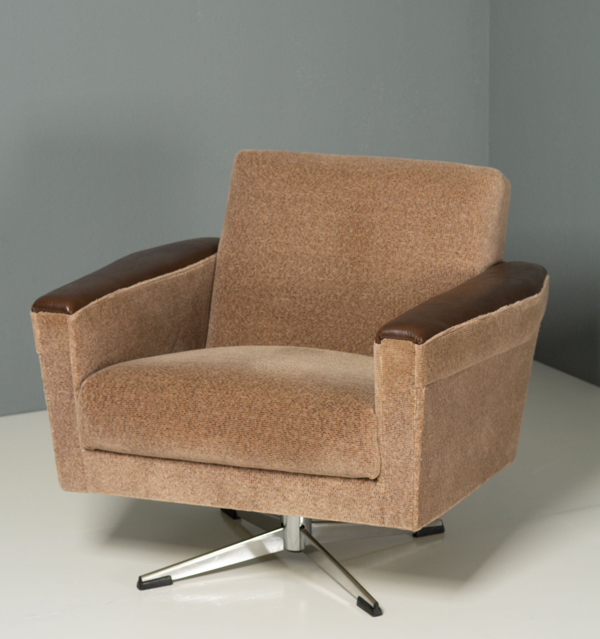 Fauteuils et canapé pivotants space age années 1970