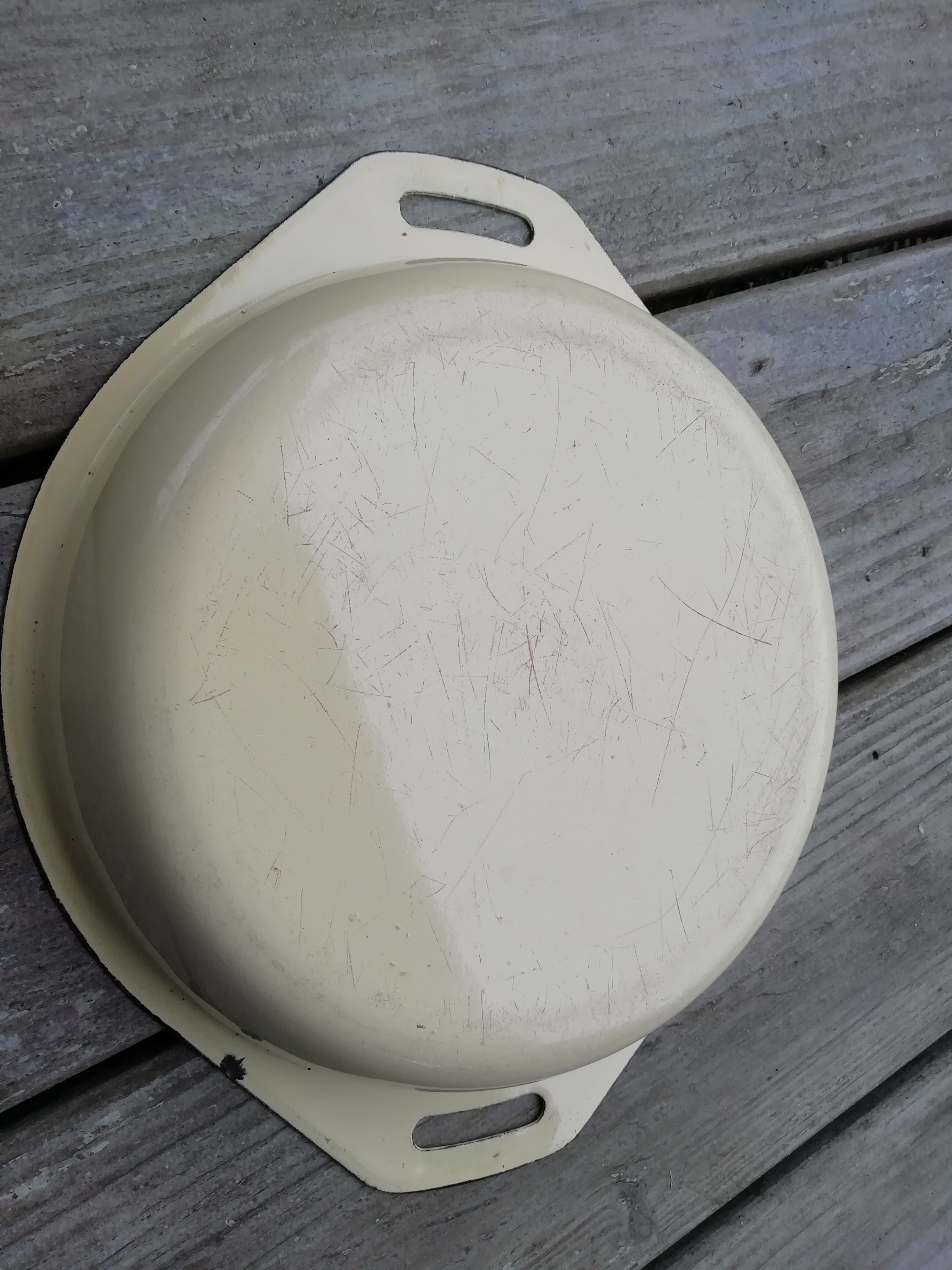 Enamelled sheet metal dish