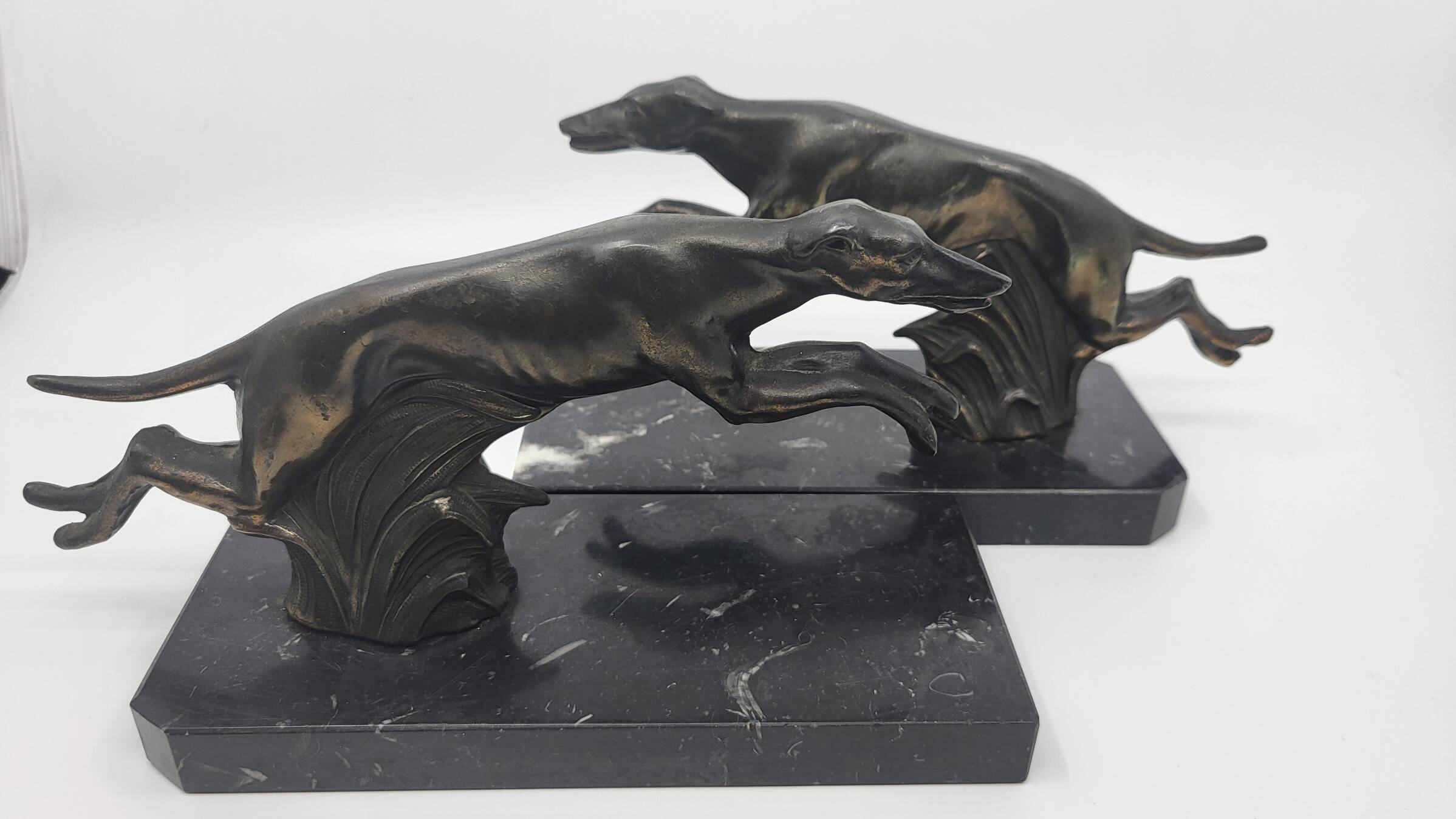 Pair of bookends, greyhounds in babbitt on black marble, Art Deco early 20th century