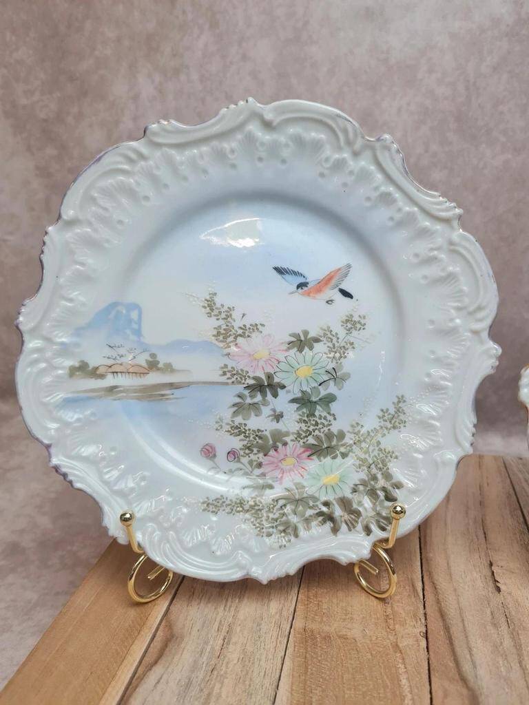 Set of 2 antique plates with Japanese-style hand-painted decoration – relief & gilding