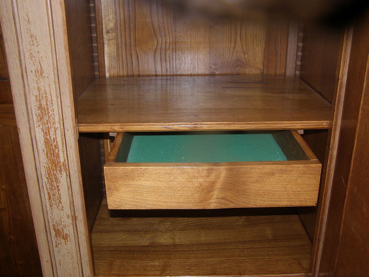 Solid oak cabinet from the 60s 2 doors with locks and keys