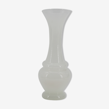 Vase en opaline blanc