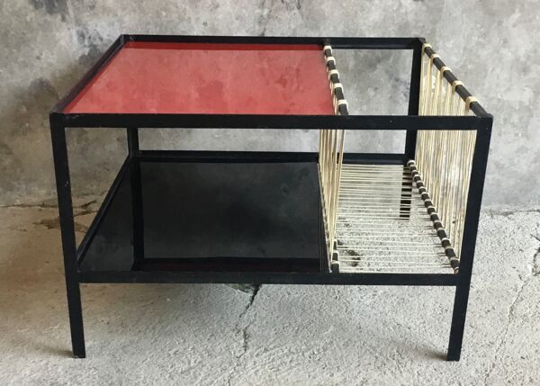 Table basse moderniste métallique à porte-revues en scoubidou design 1950