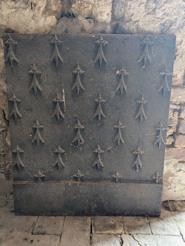 Plaque de Cheminée Ancienne en Fonte – Motif Héraldique Breton