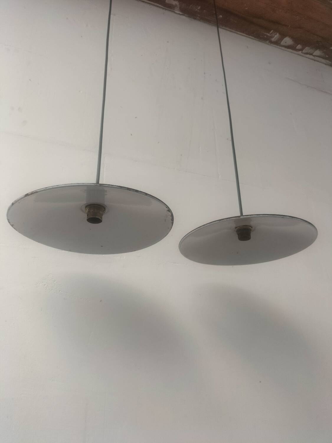 2 enamelled sheet metal suspensions