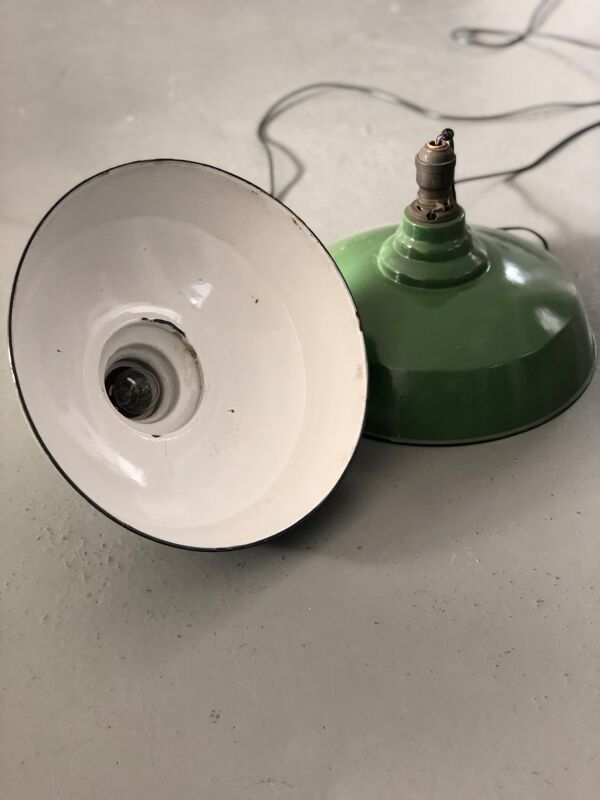 Suspensions industrielles en email kaki