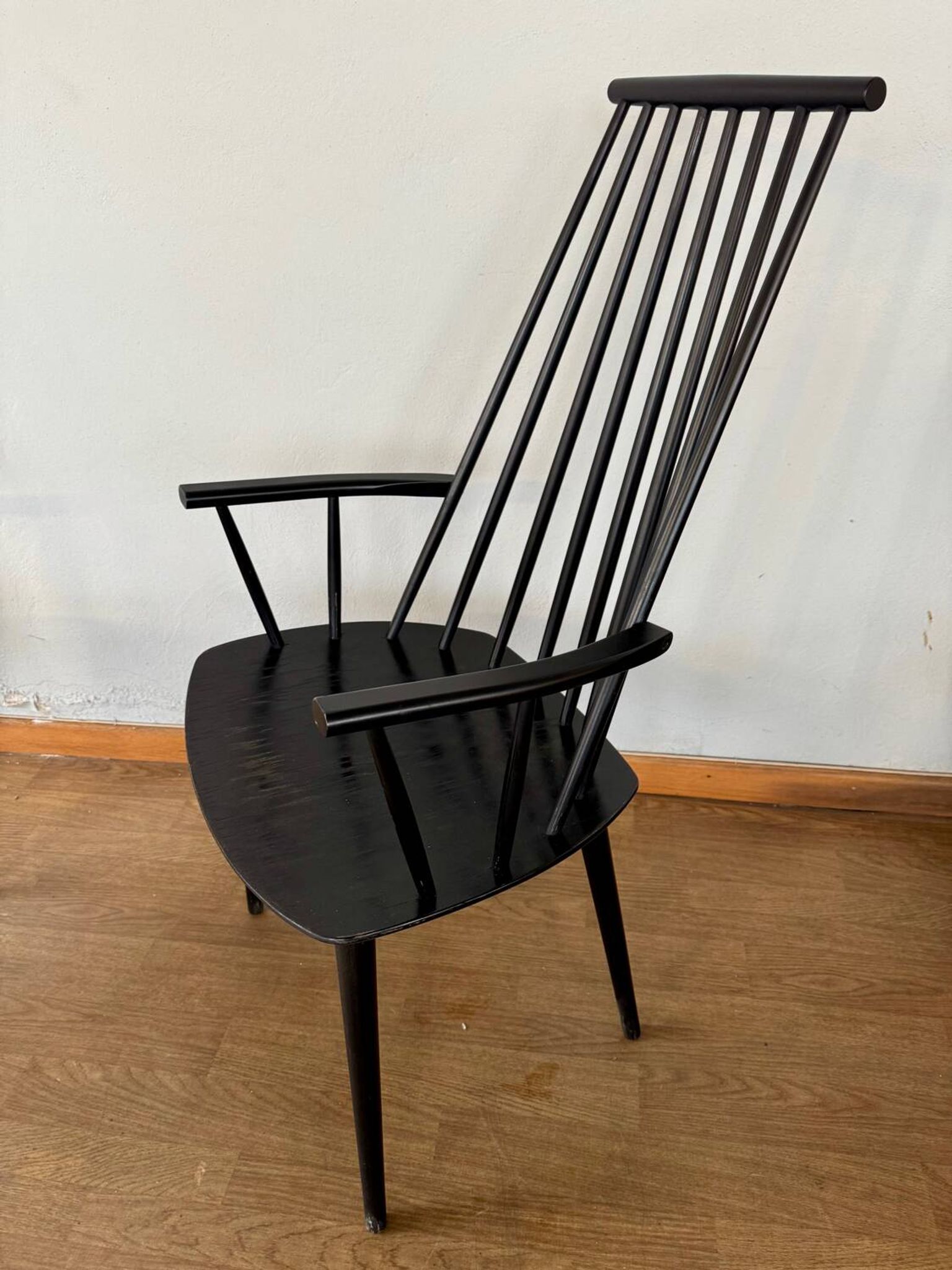Armchair with armrests and Scandinavian bridge slats