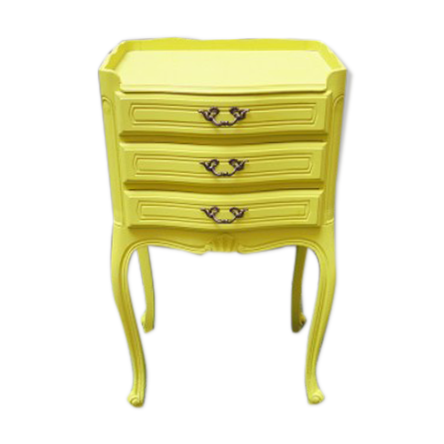 Table de chevet style Louis XV relookée en jaune