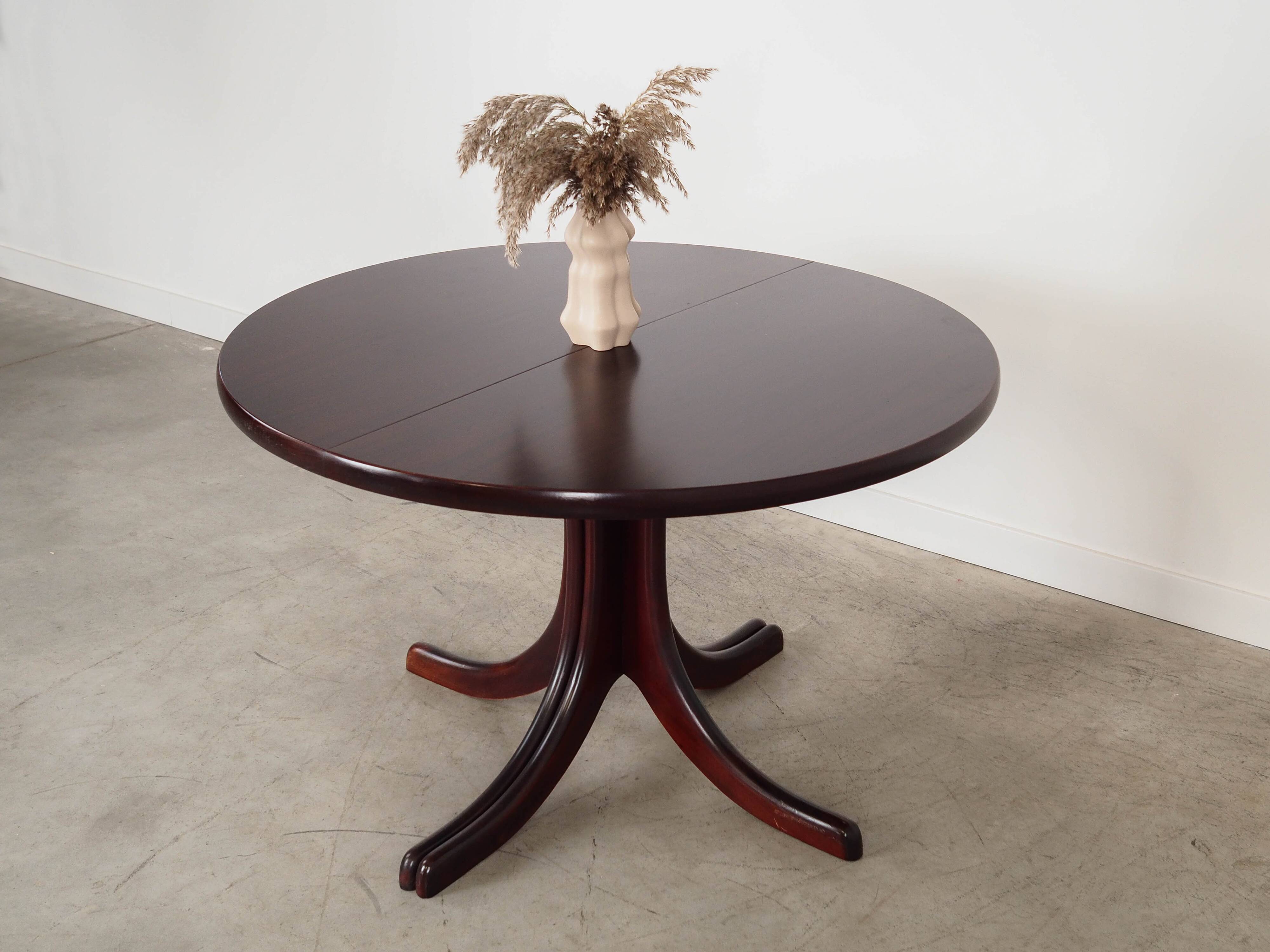 Round mahogany table, Danish design, 1970s, manufactured in Denmark