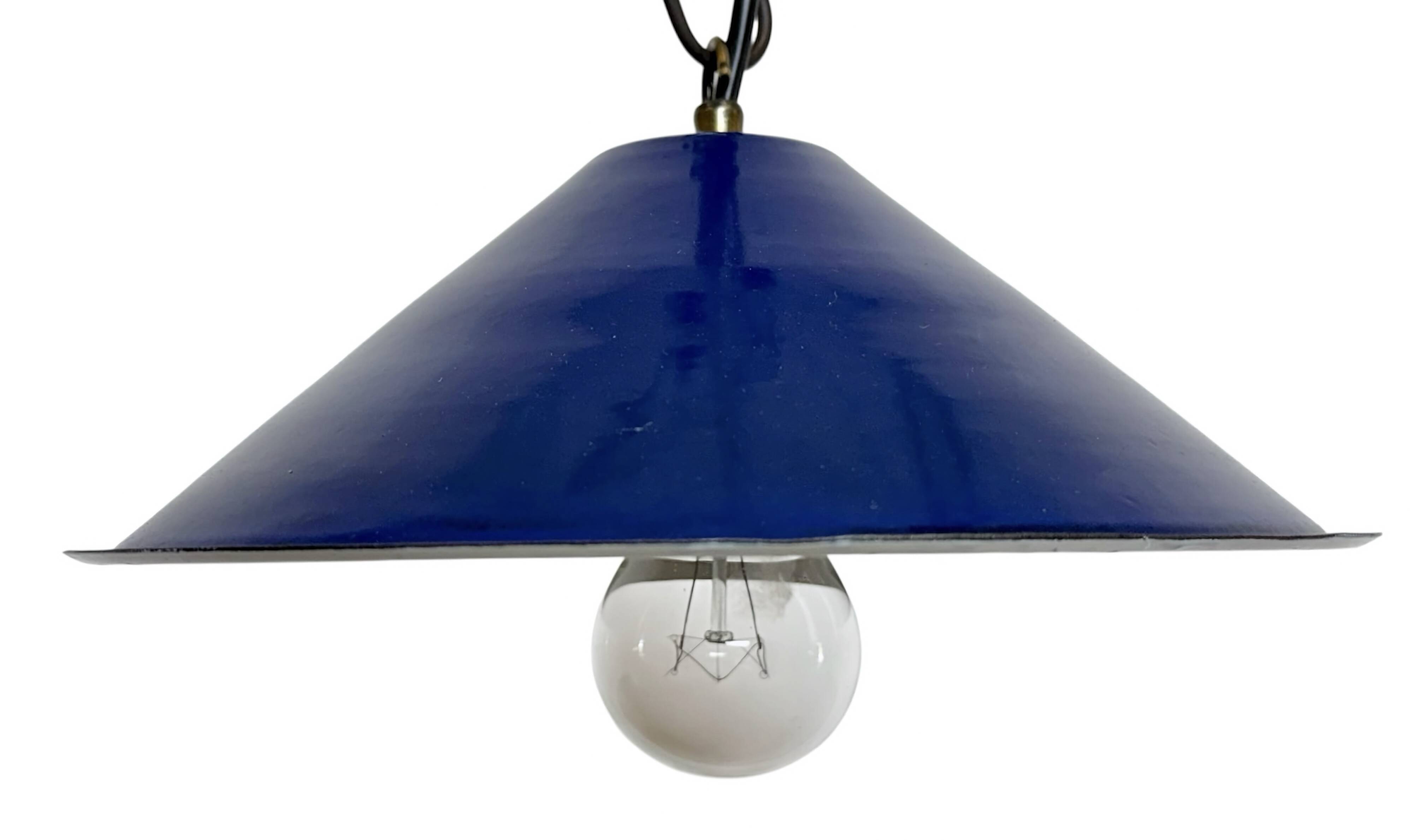 Lampe suspendue industrielle en émail bleu britannique, années 1950
