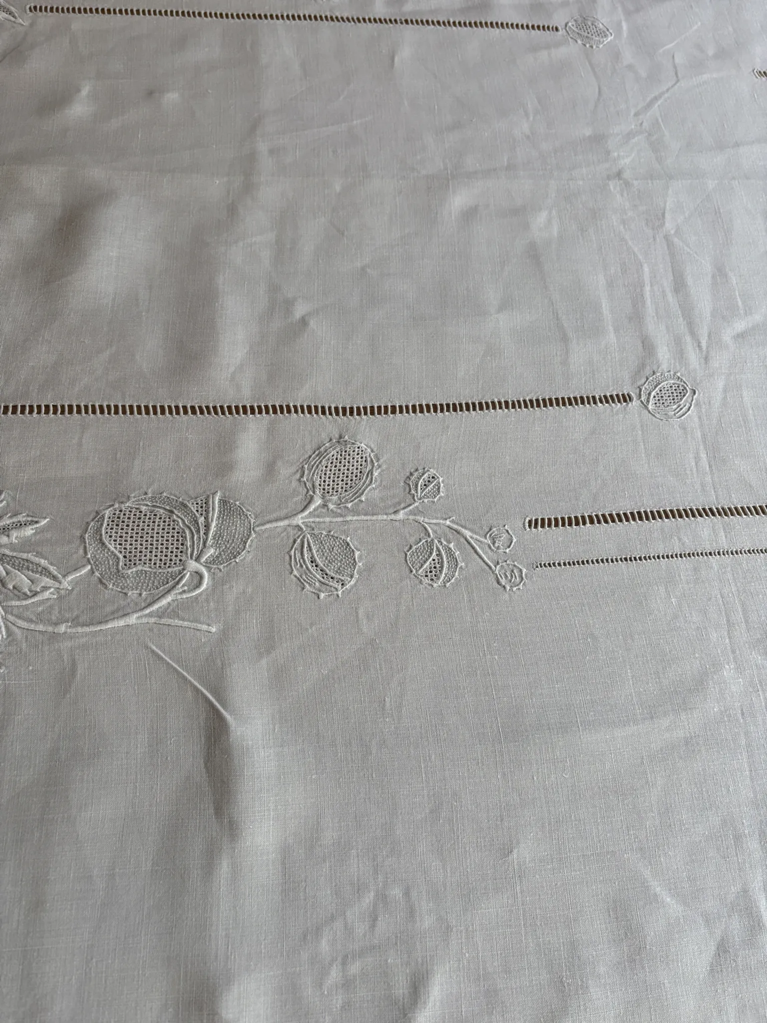 Nappe brodée ancienne
