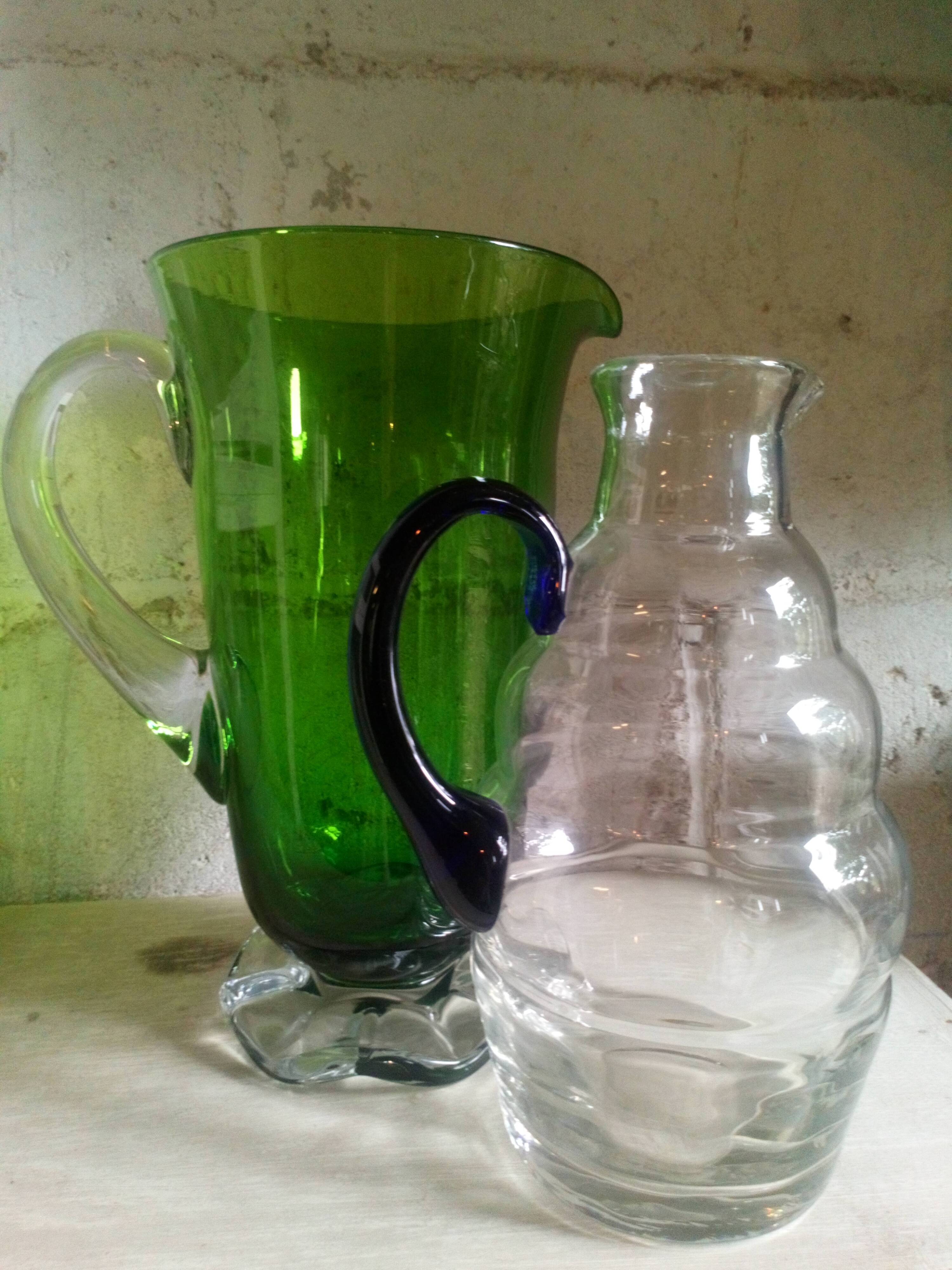 Deux pichets en verre soufflé vintages