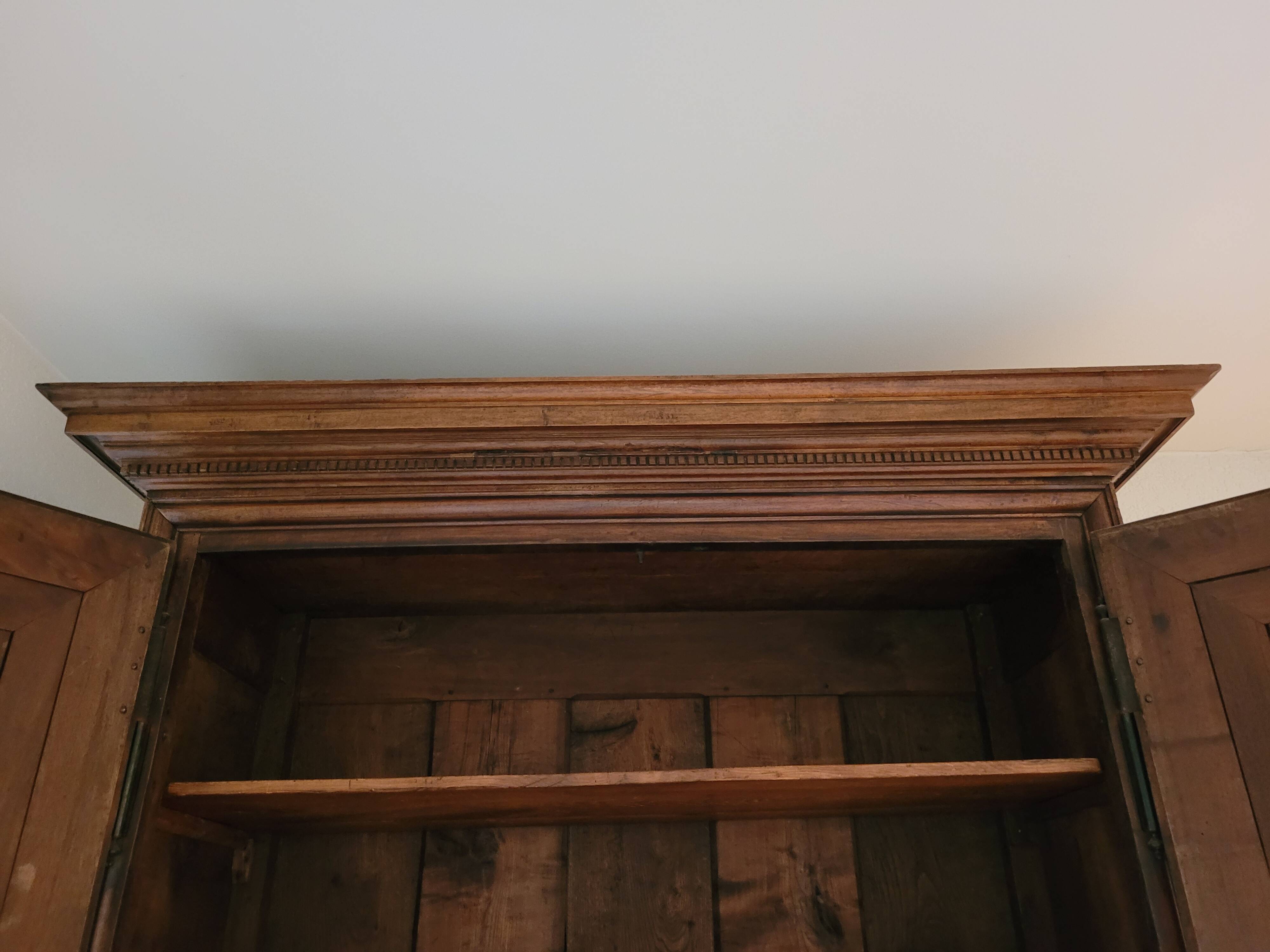 Armoire forezienne noyer massif
