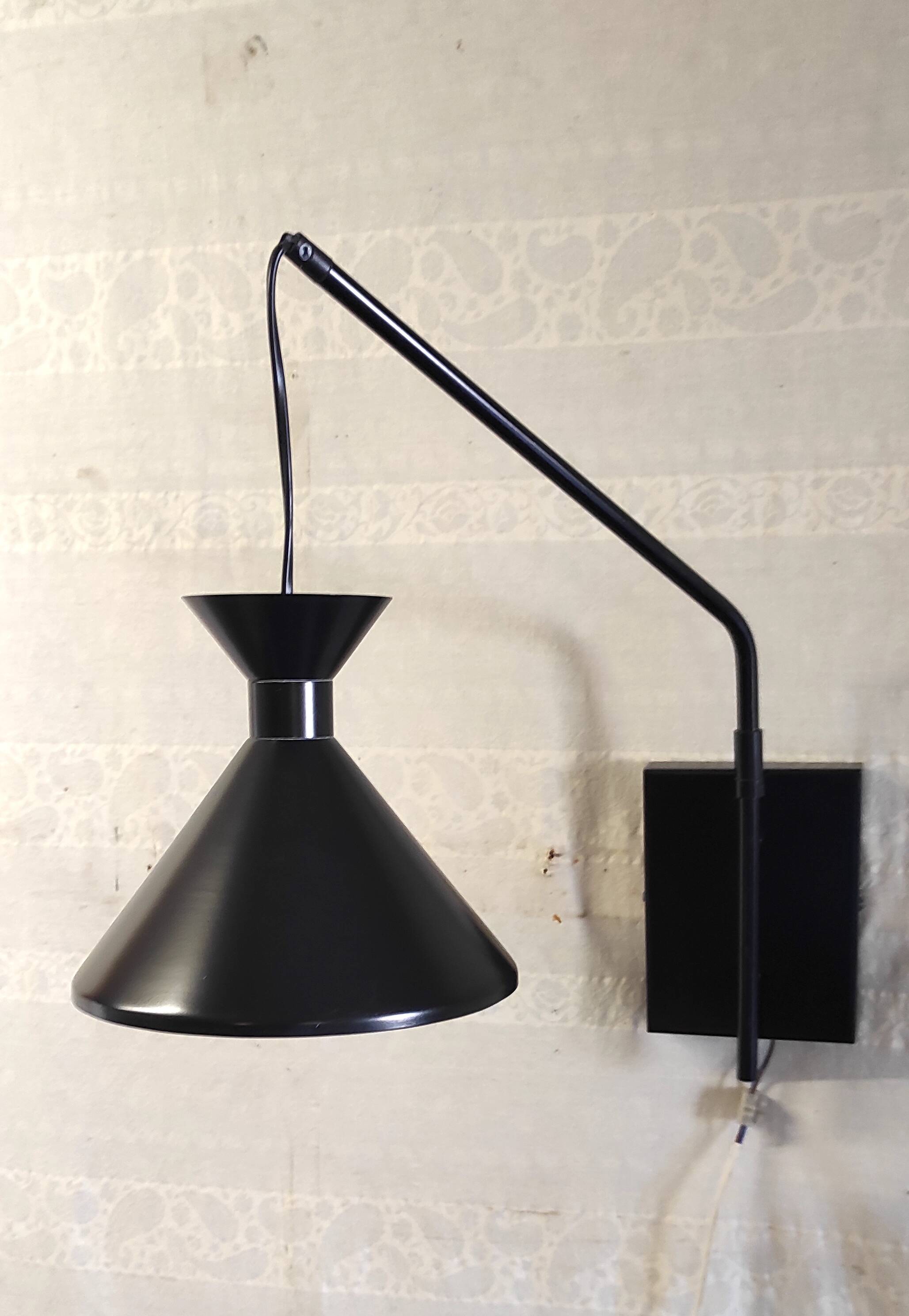 Applique avec potence articulée et abat-jour diabolo en métal noir