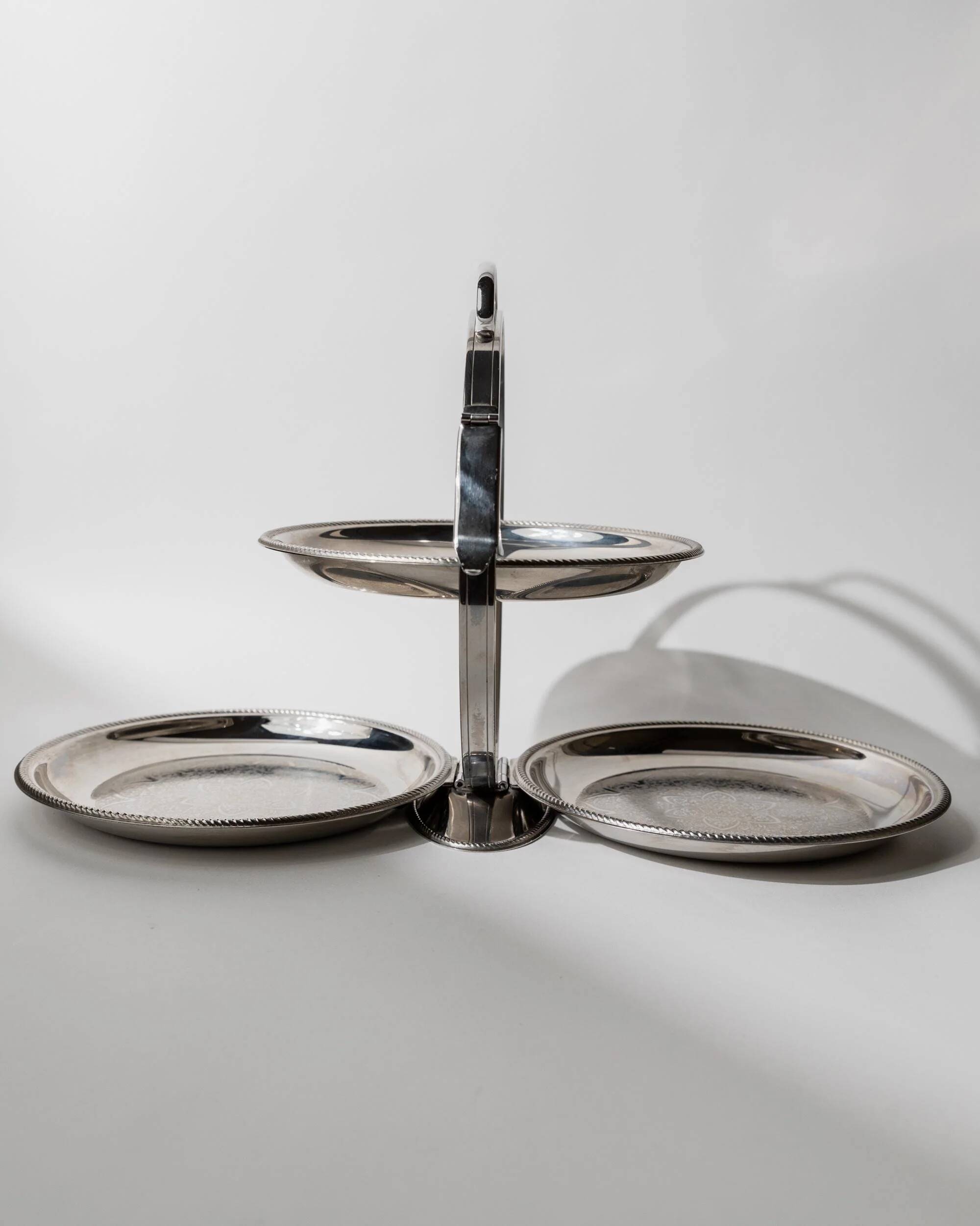 Plateau de service pliant vintage des années 1960, 3 assiettes gravées en acier inoxydable, design Carlo Alessi, série Mercury 898