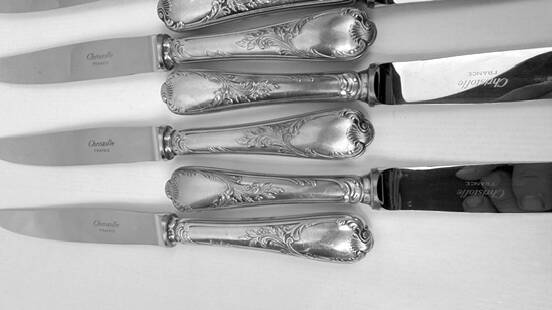 Twelve Christofle Marly table knives, silver-plated metal handles.