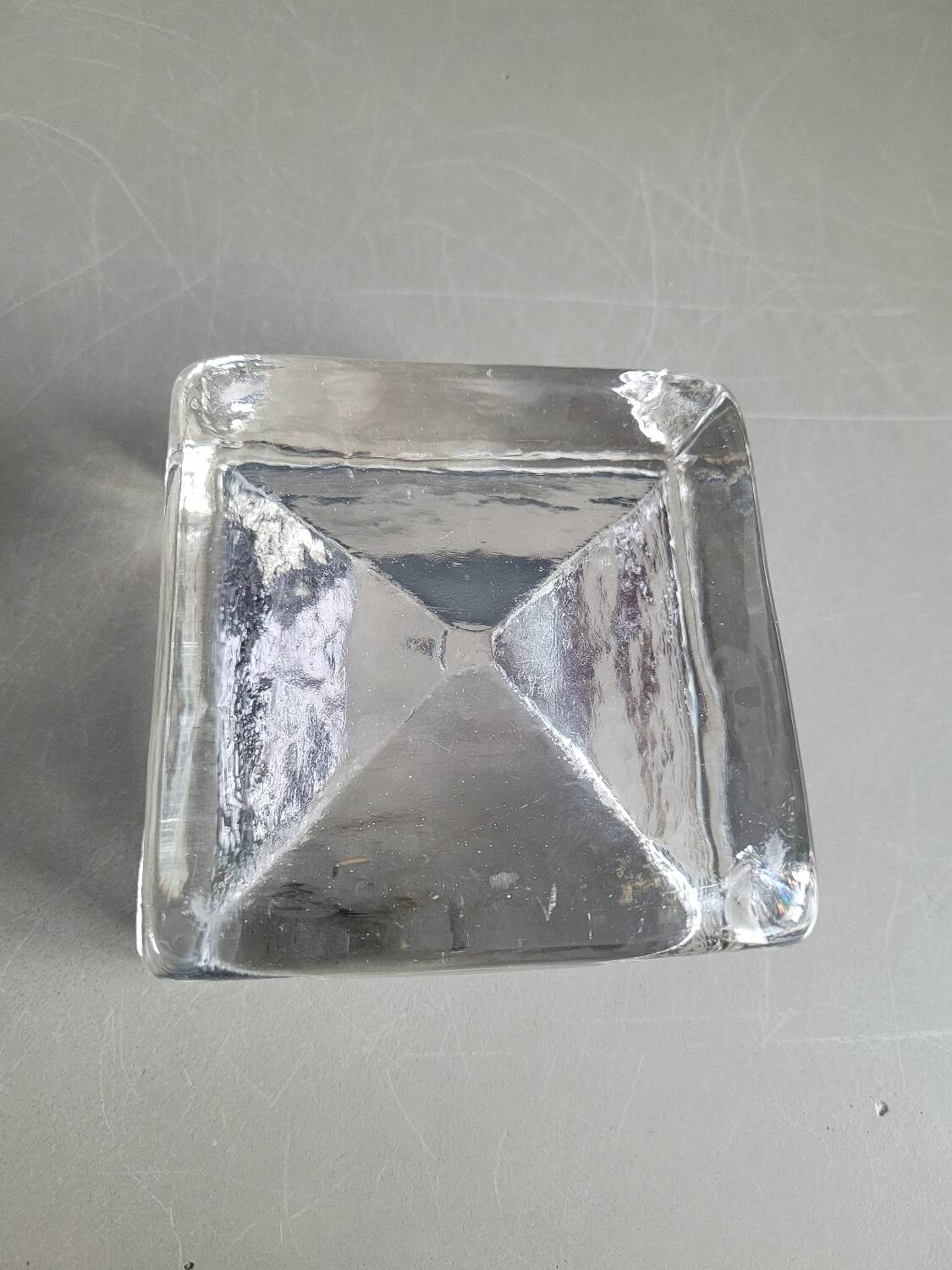 Molded glass pocket emptier