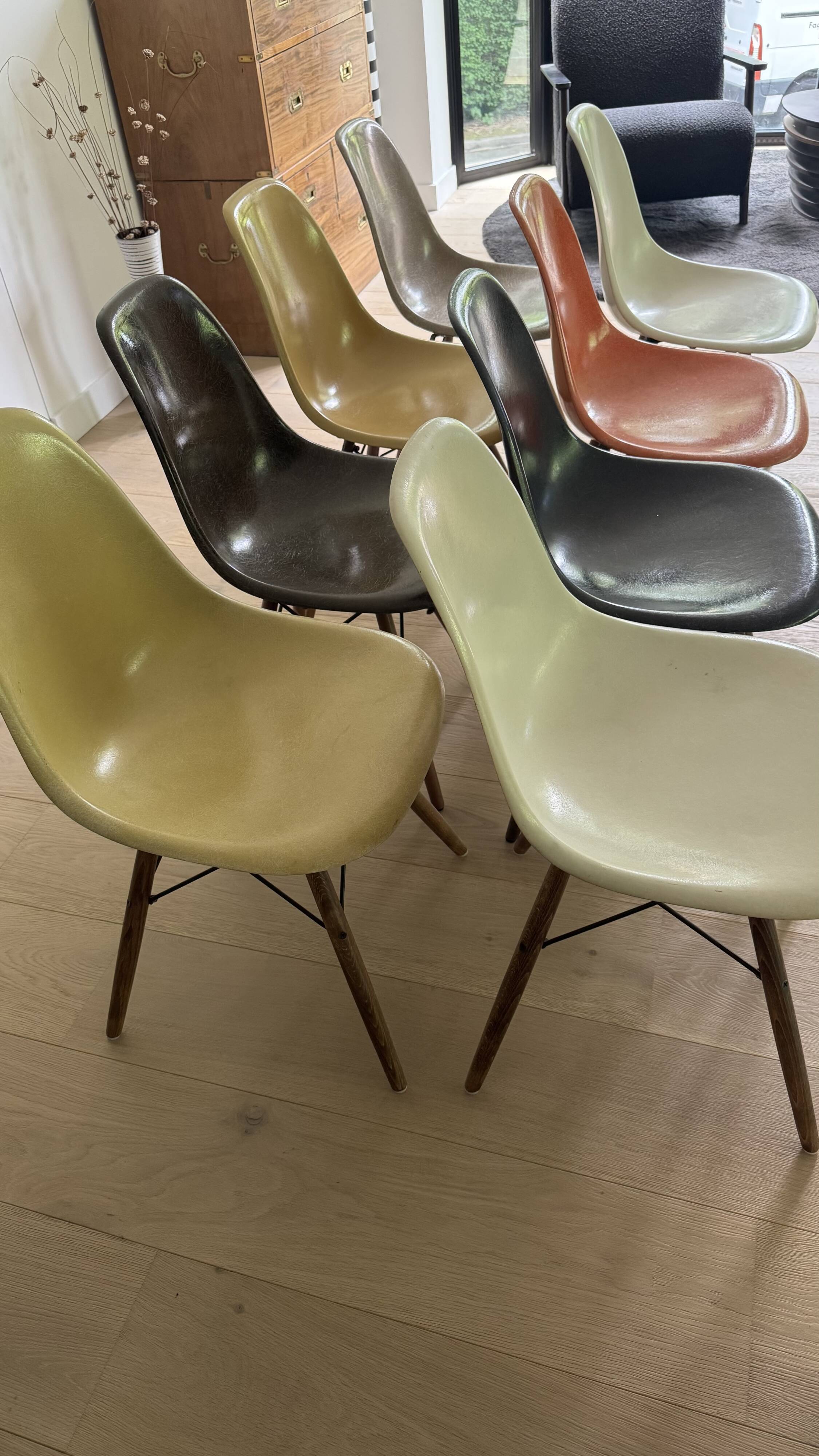 8 chaises Eames par Herman Miller