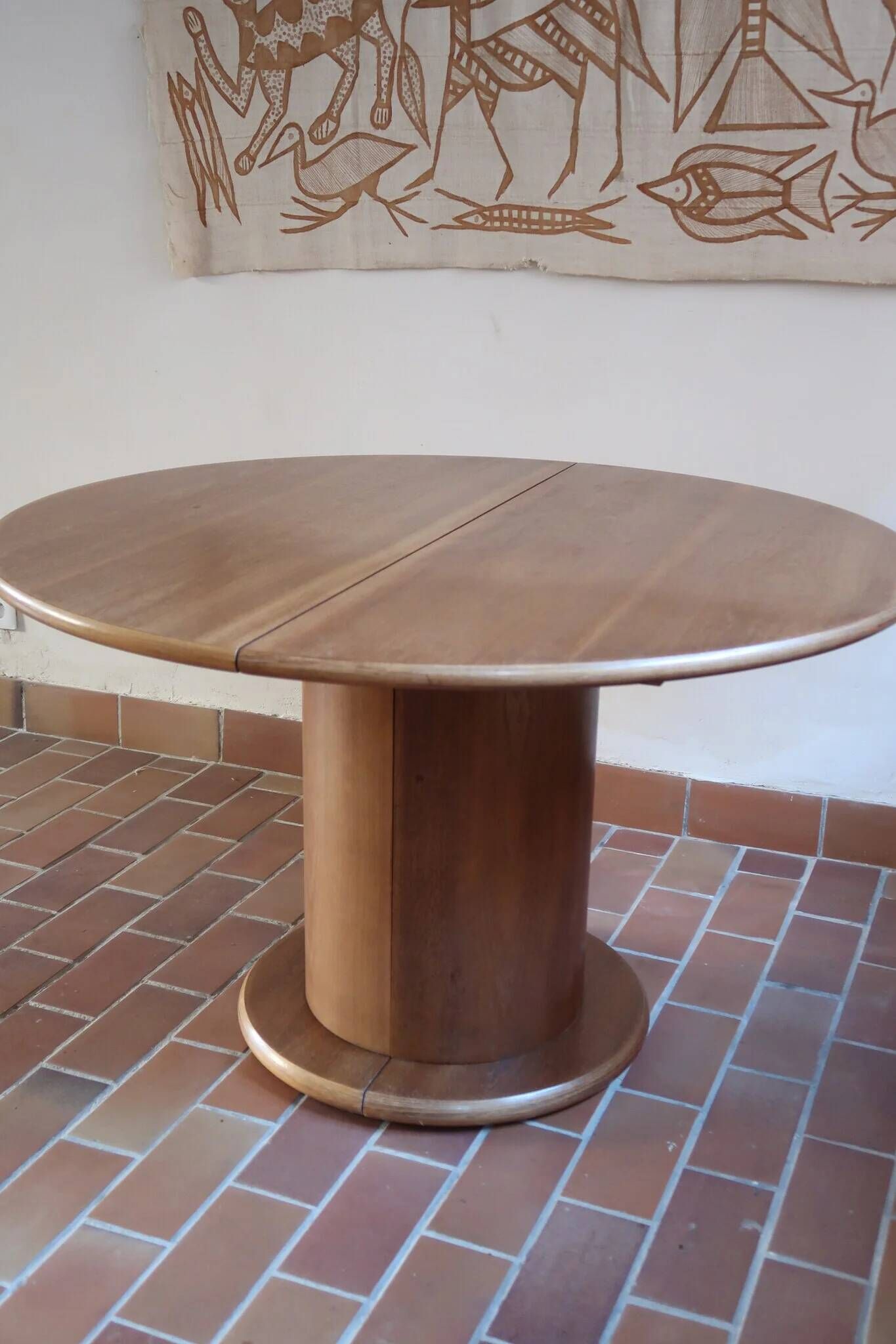 Round table with a central pedestal, light wood, 1990s.