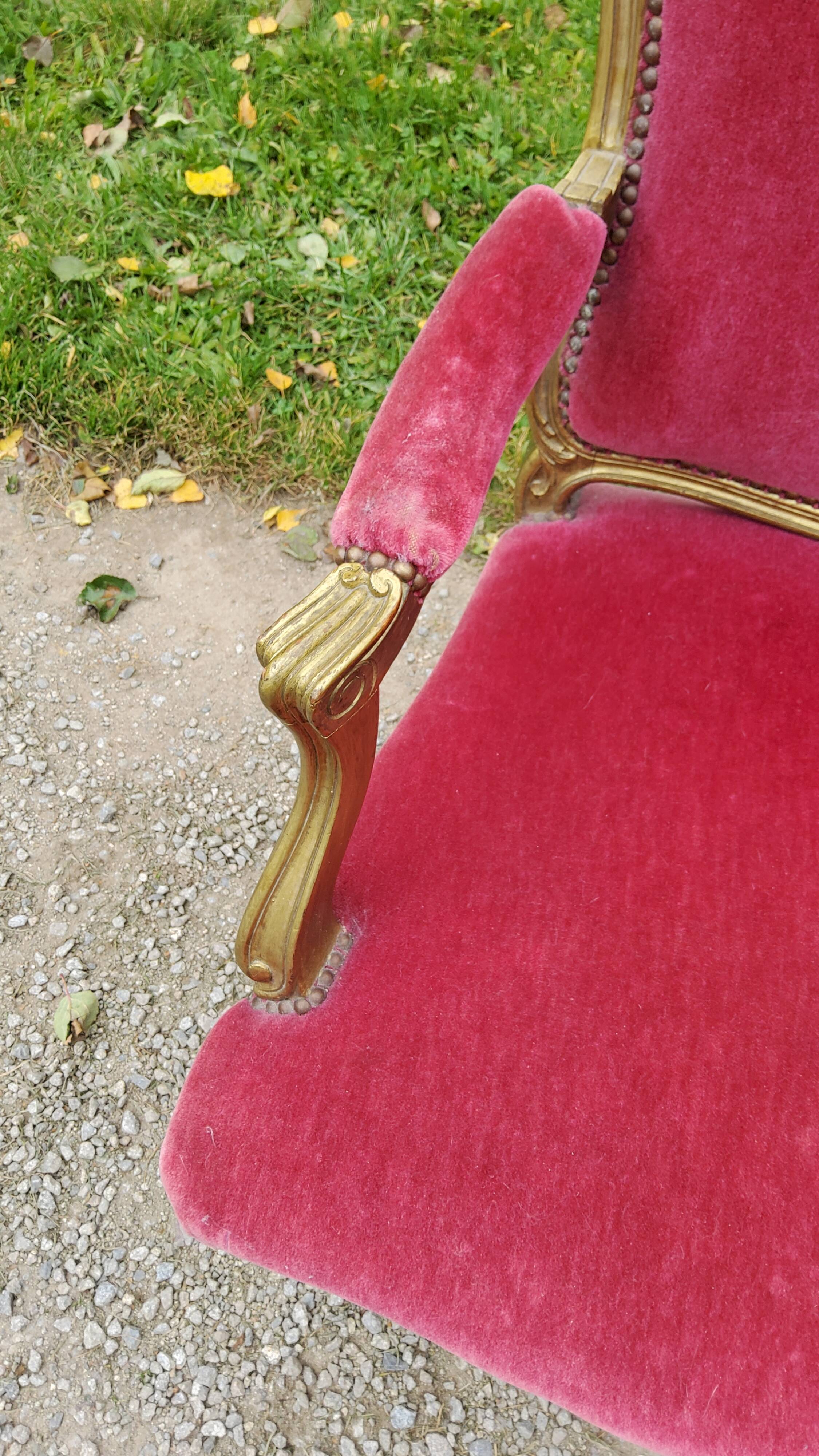 Paire de fauteuils XIXième siècle à la reine de style Louis XV bois doré