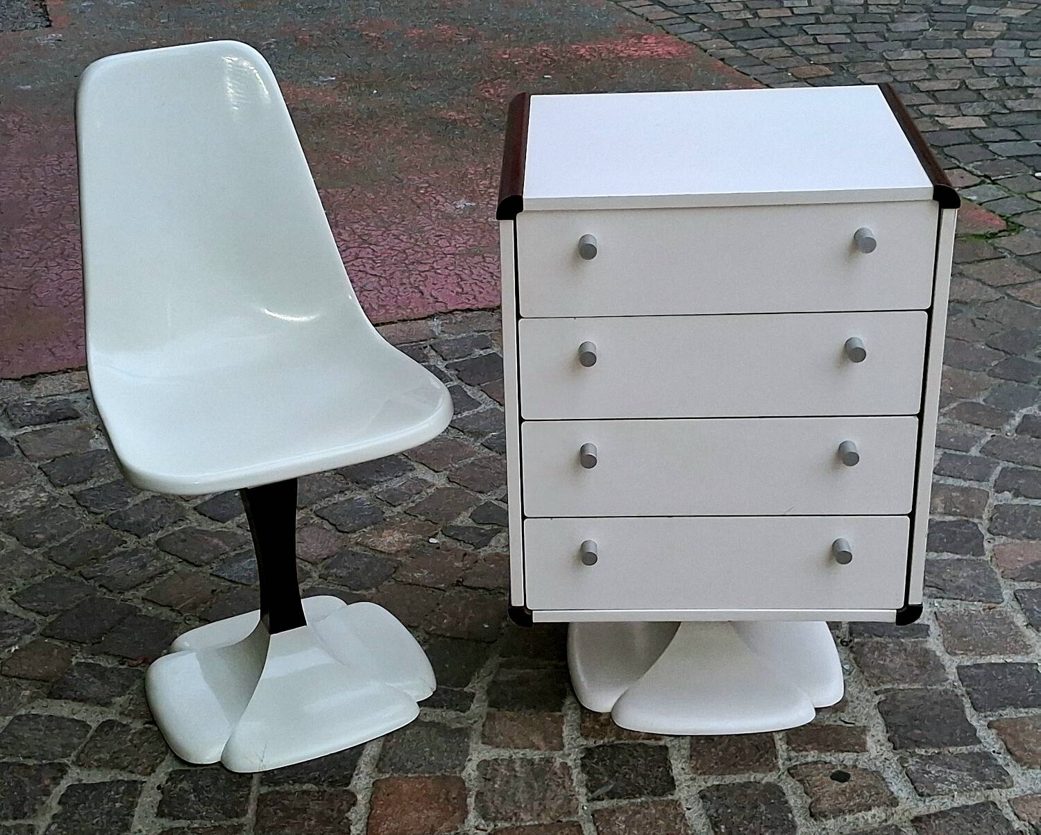 Tulip foot chair published by Gautier, France