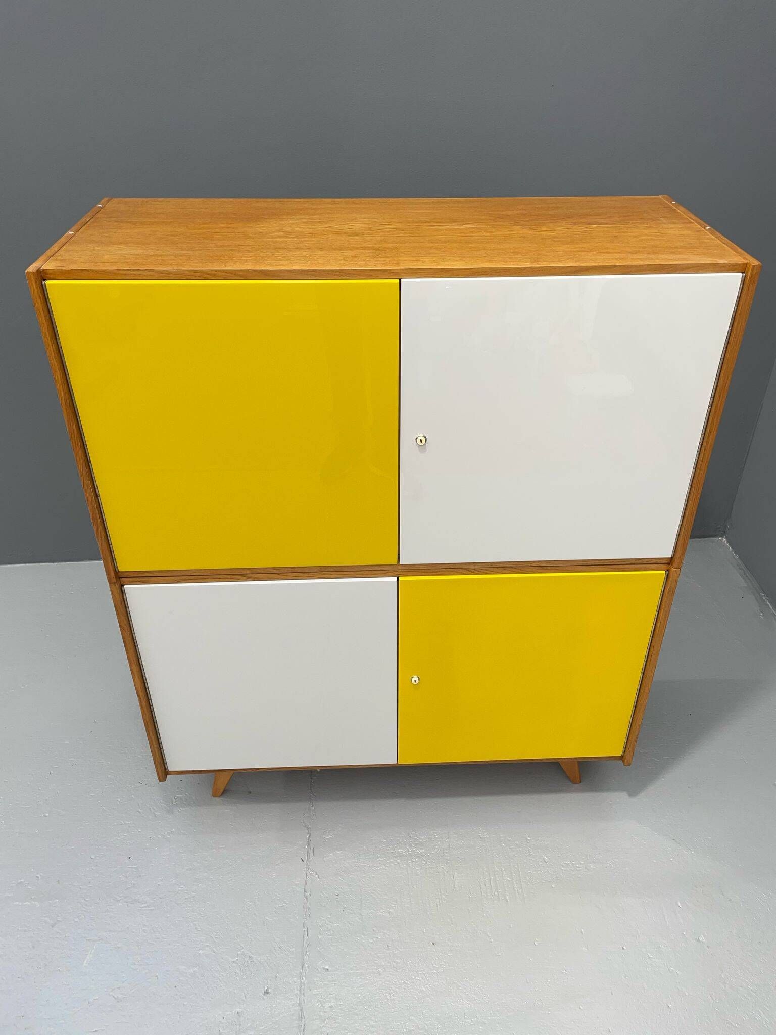 Armoire U-450 en placage de chêne, variante jaune et blanc, Jiří Jiroutek pour Inte