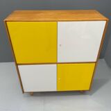 Armoire U-450 en placage de chêne, variante jaune et blanc, Jiří Jiroutek pour Inte