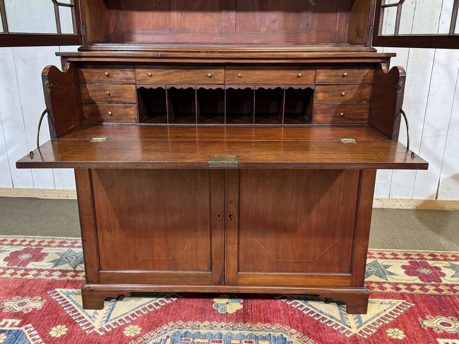 Victorian writing desk from the 19th century in mahogany.