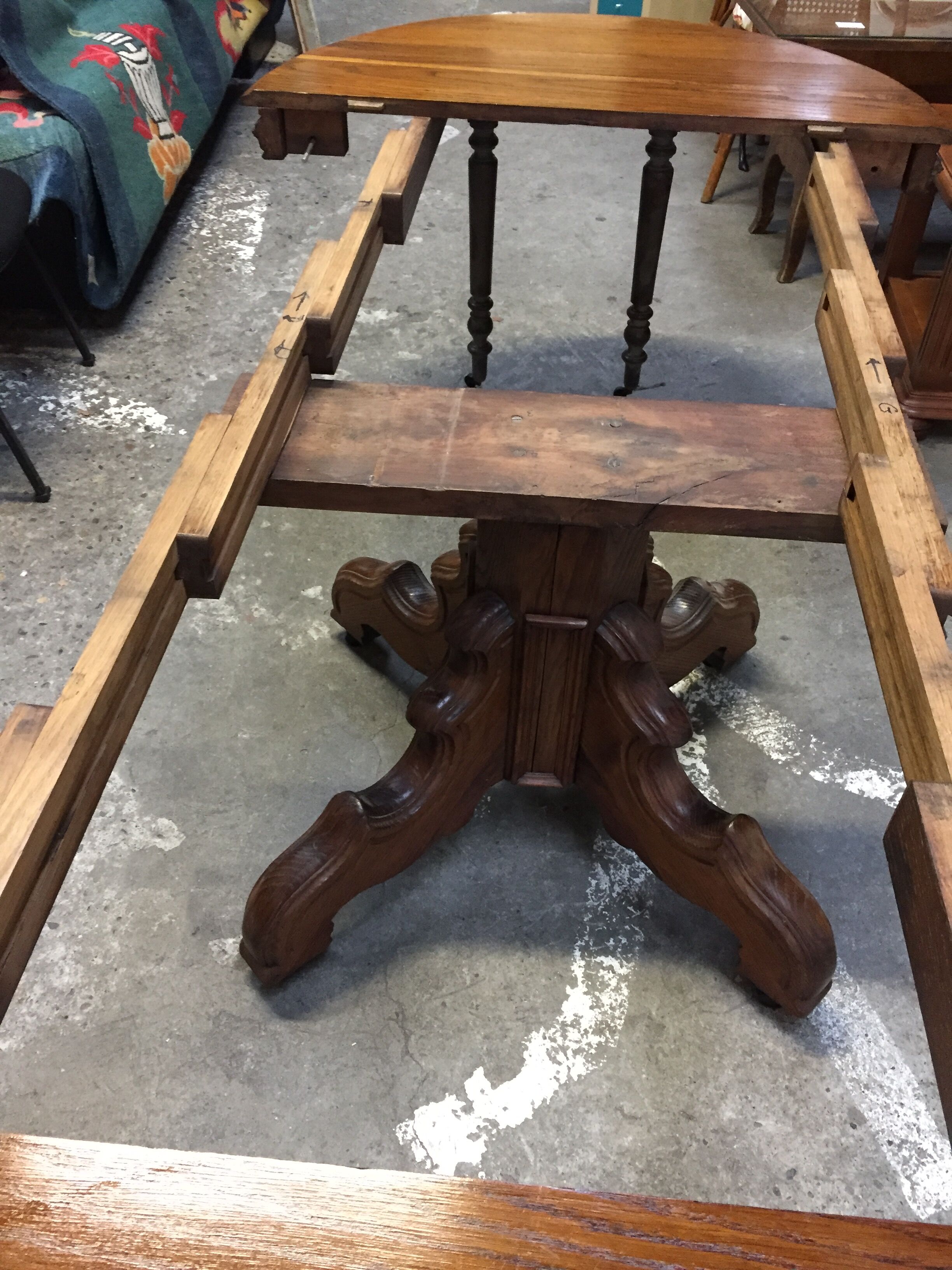 Table round central leg extensions oak end 19 th
