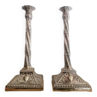 Paire de bougeoirs colonnes torsadées en métal argenté