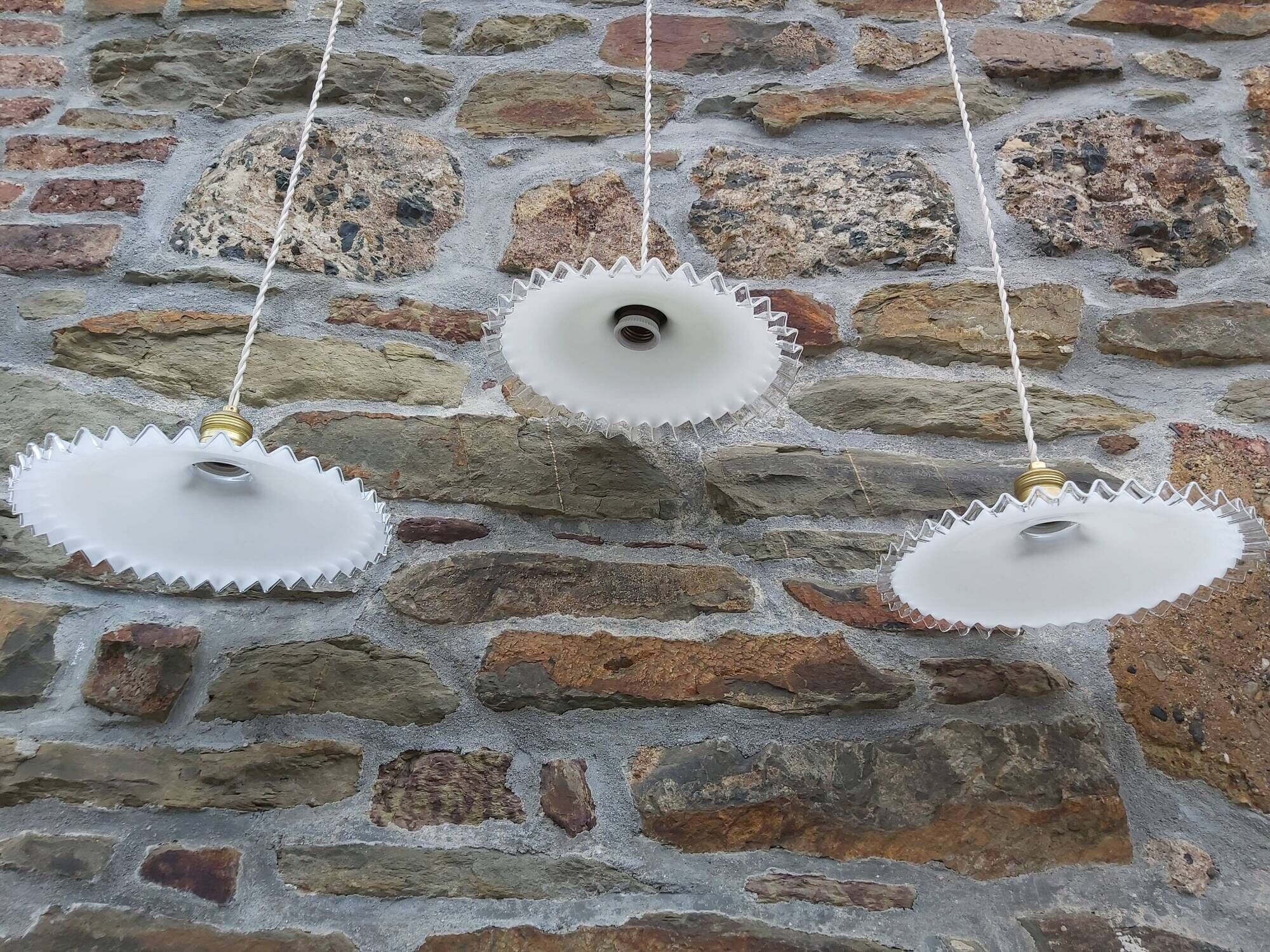 Lot de 4 suspensions en opaline blanche festonnée art Deco