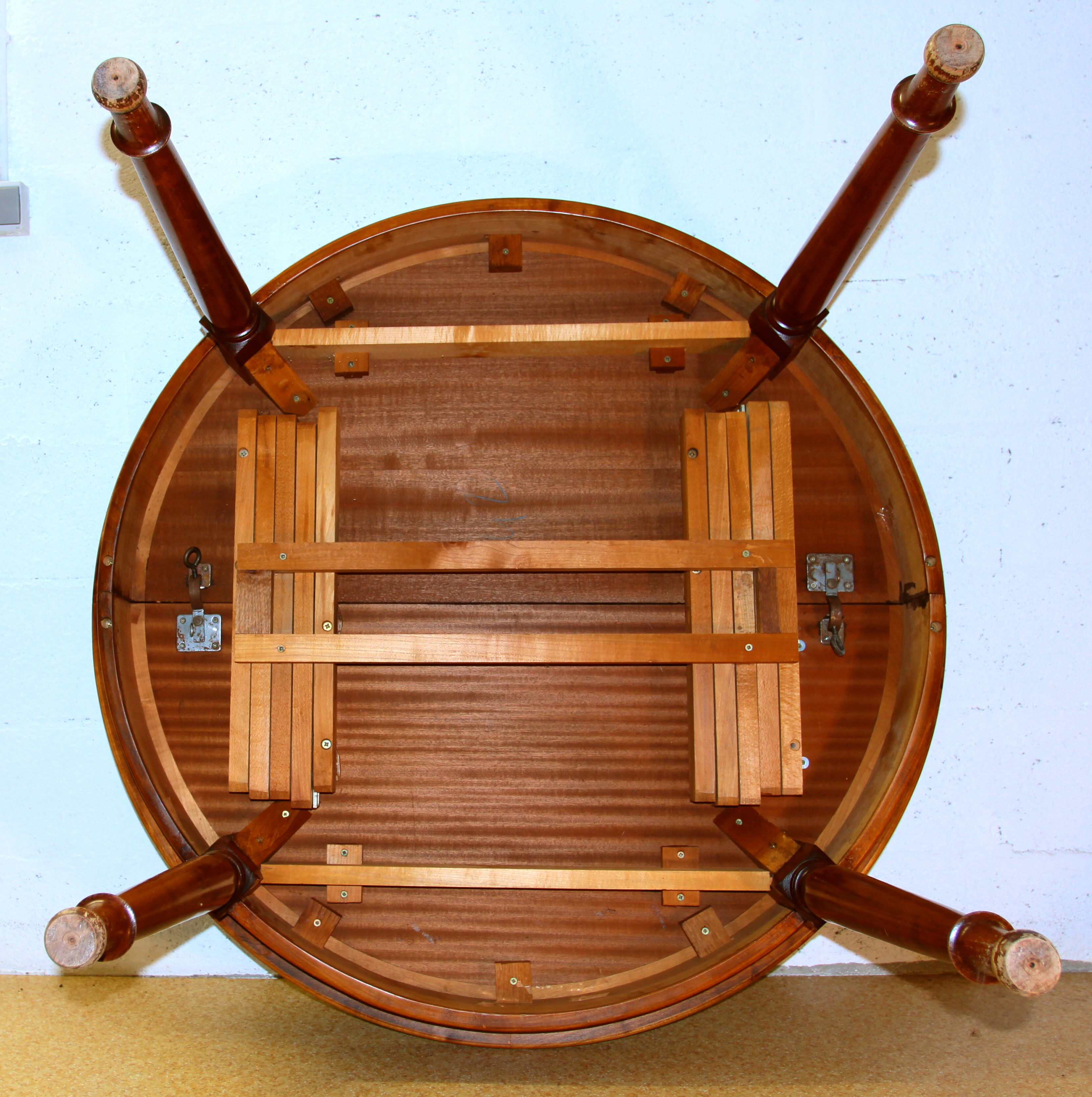 Lot of 6 chairs and table in cherry wood