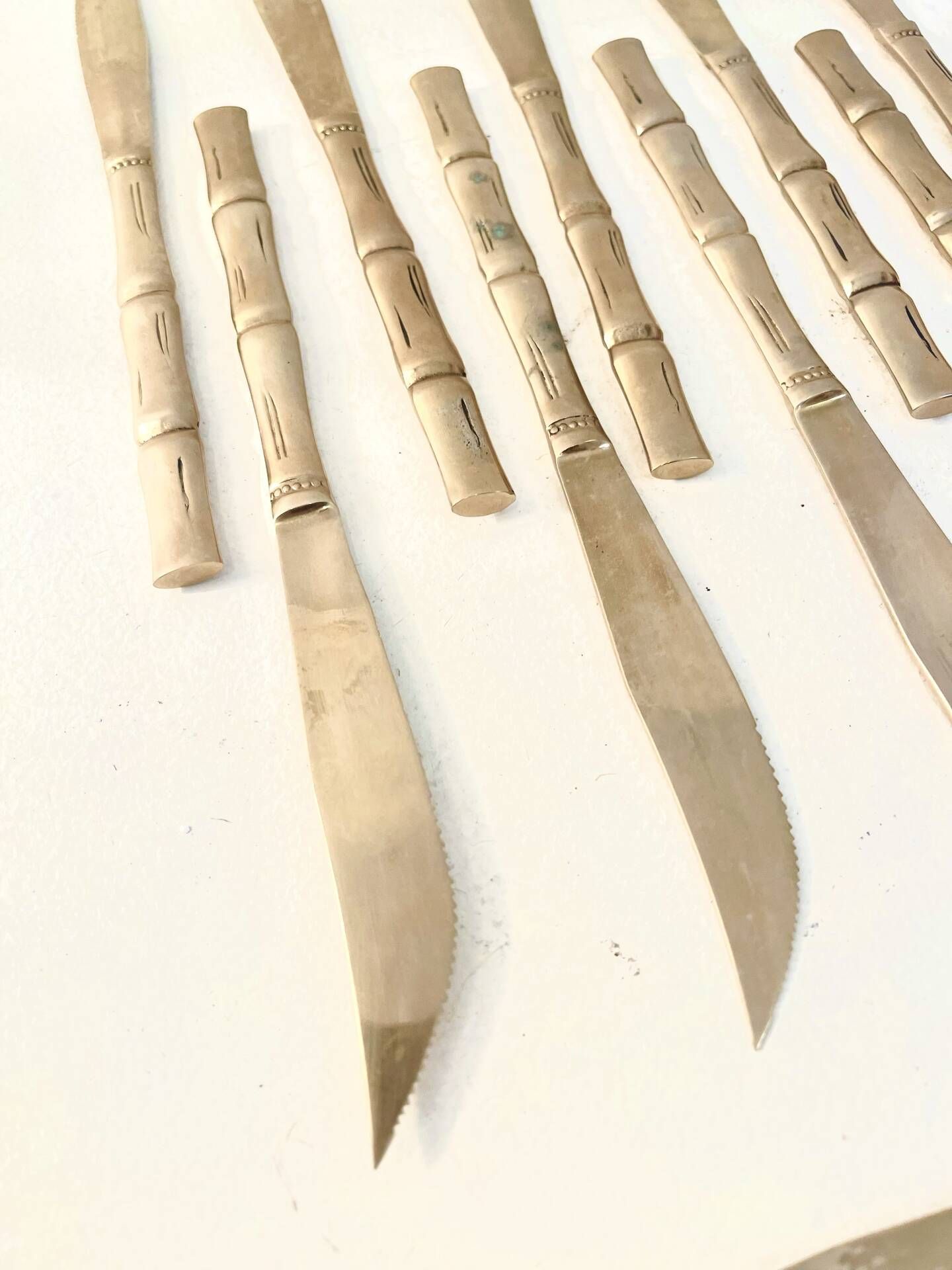12 couteaux de table dorés, Hollywood Regency – circa 1970