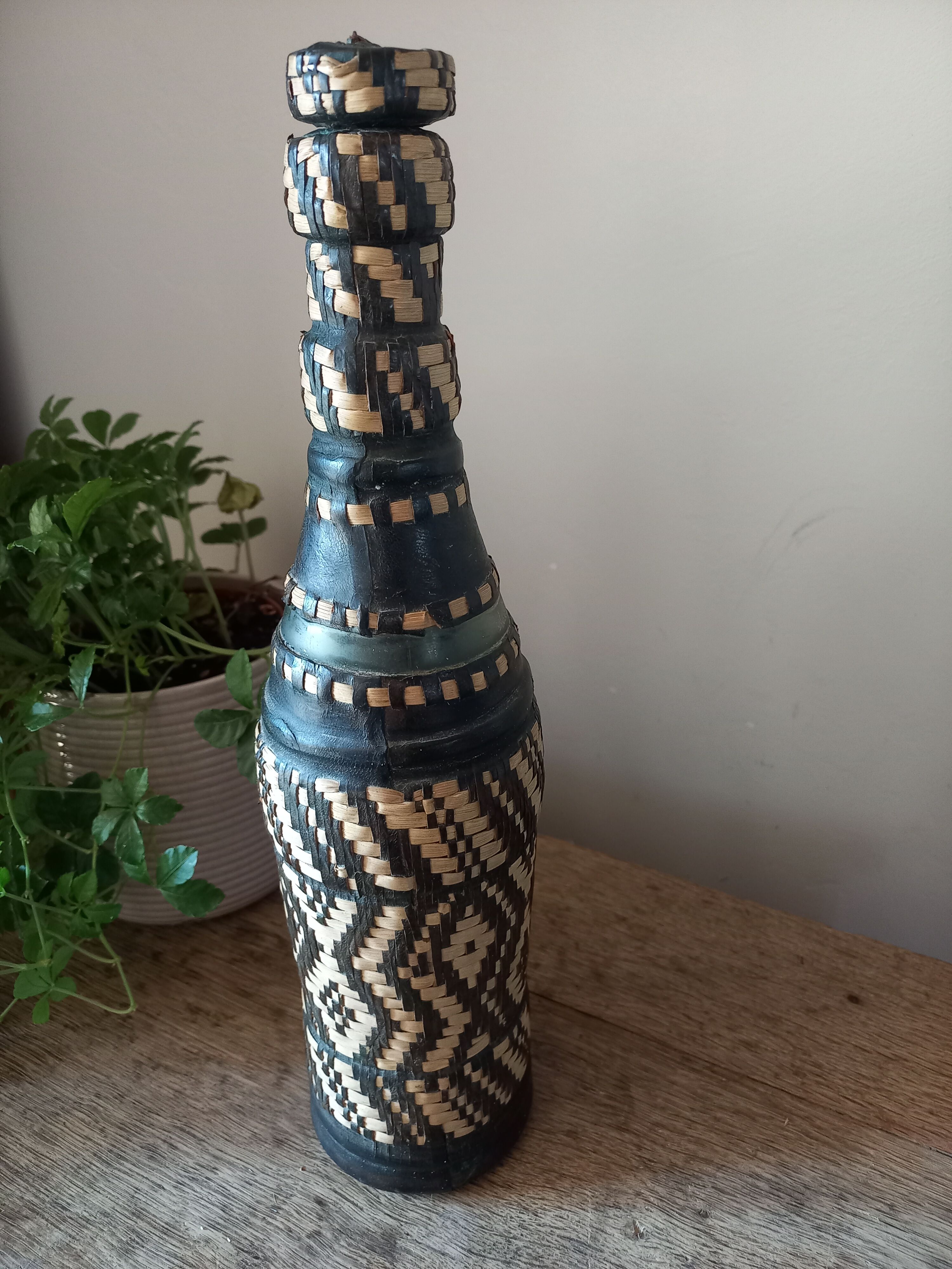 Bottle vase sheathing braided basketry and leather Ethnic Crafts