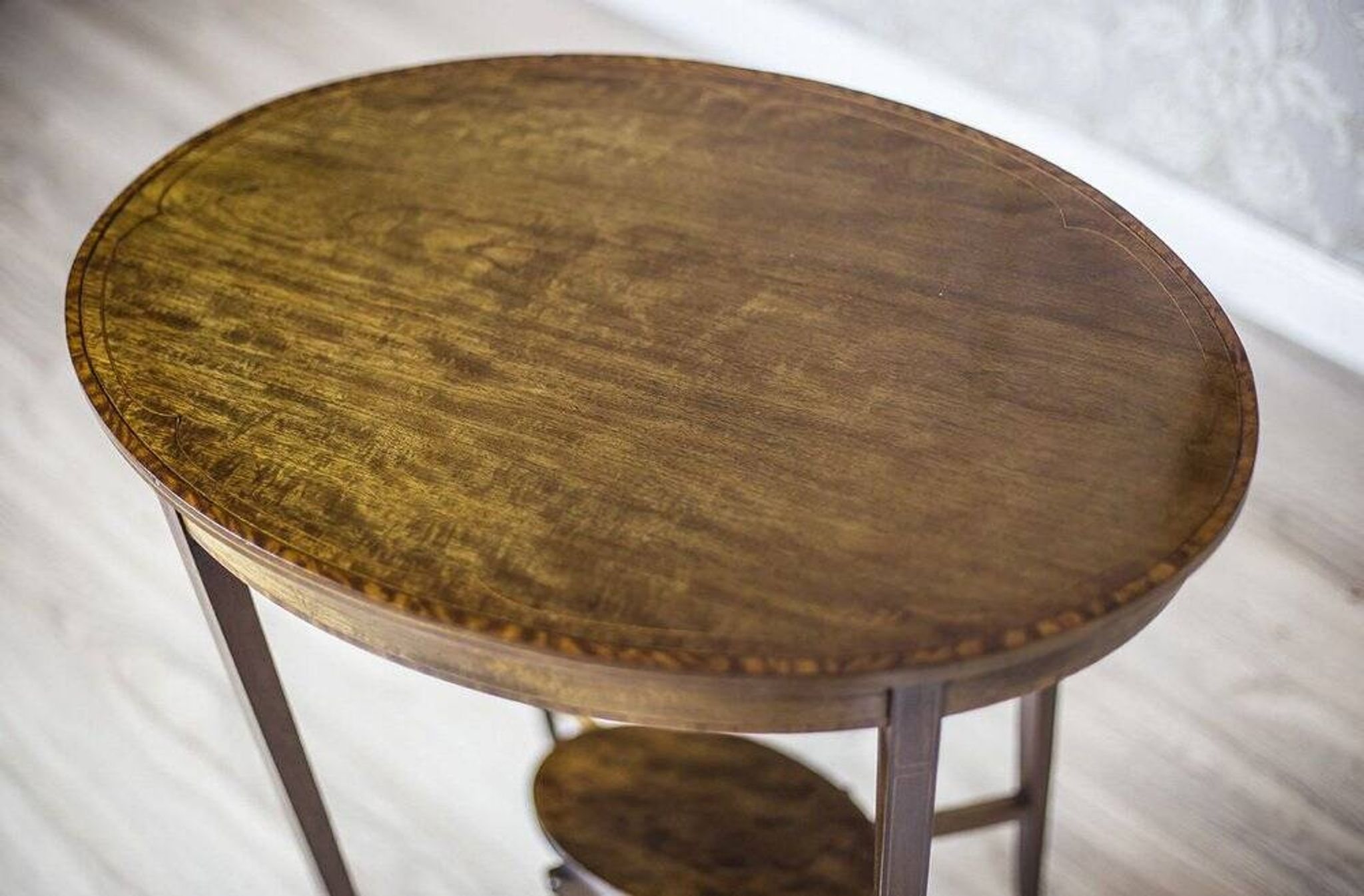 Table d'appoint ovale du 19ème siècle