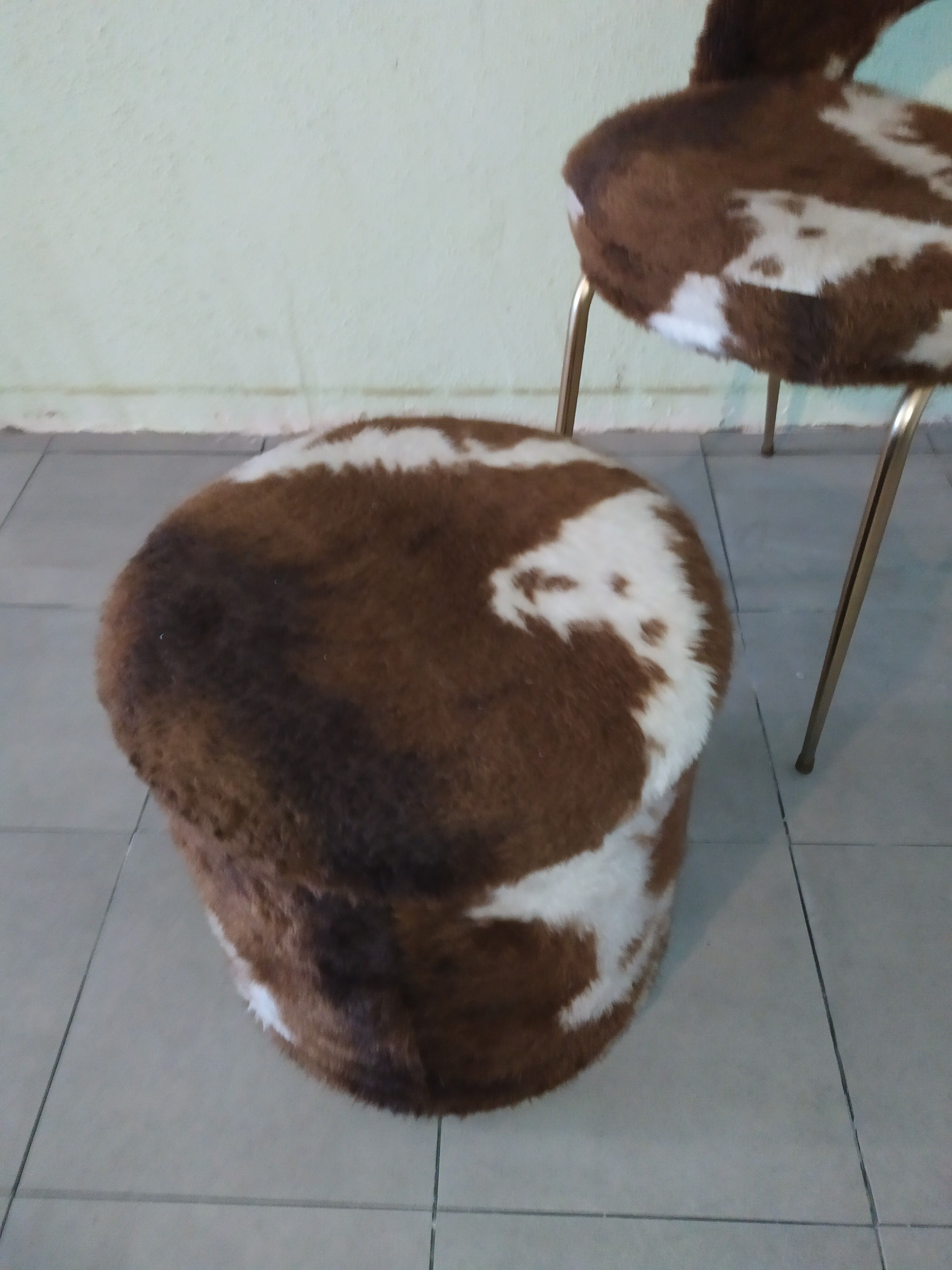 Chaise + pouf moumoute orange vache brun blanc vintage