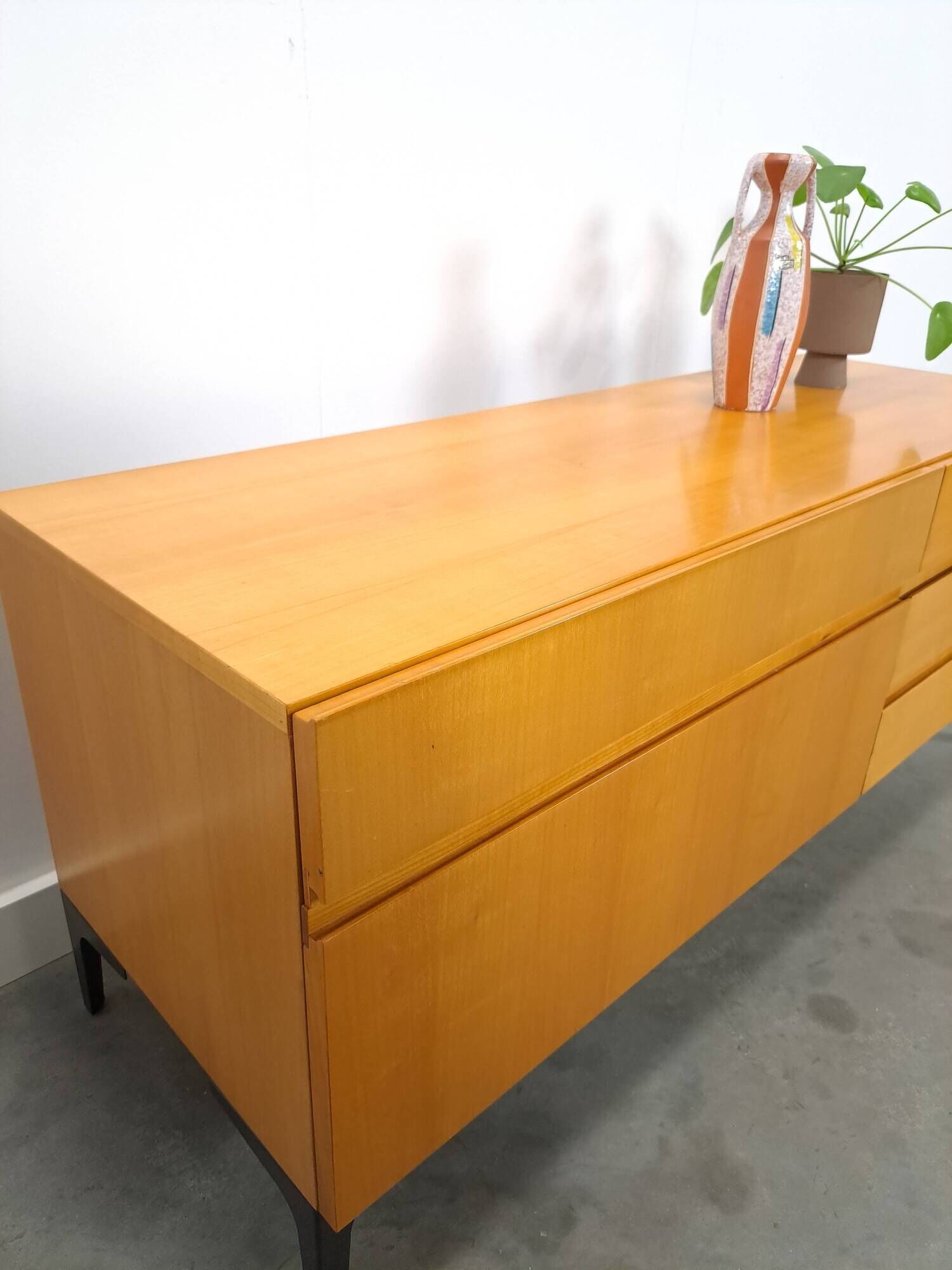 Fineer tv meubel dressoir met lades en zwart stalen poten