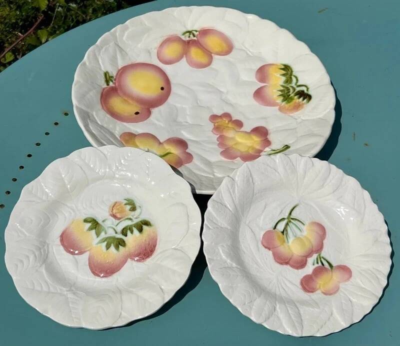 Plat à tarte et deux assiettes à dessert en barbotine de Sarreguemines
