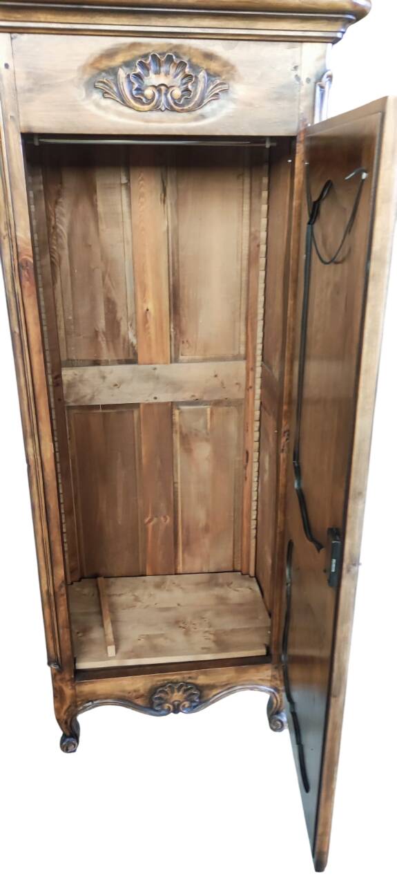 Very pretty solid wood bonnet, very beautiful wood species