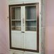 Armoire vitrée art déco en teck birman patine turquoise d'origine