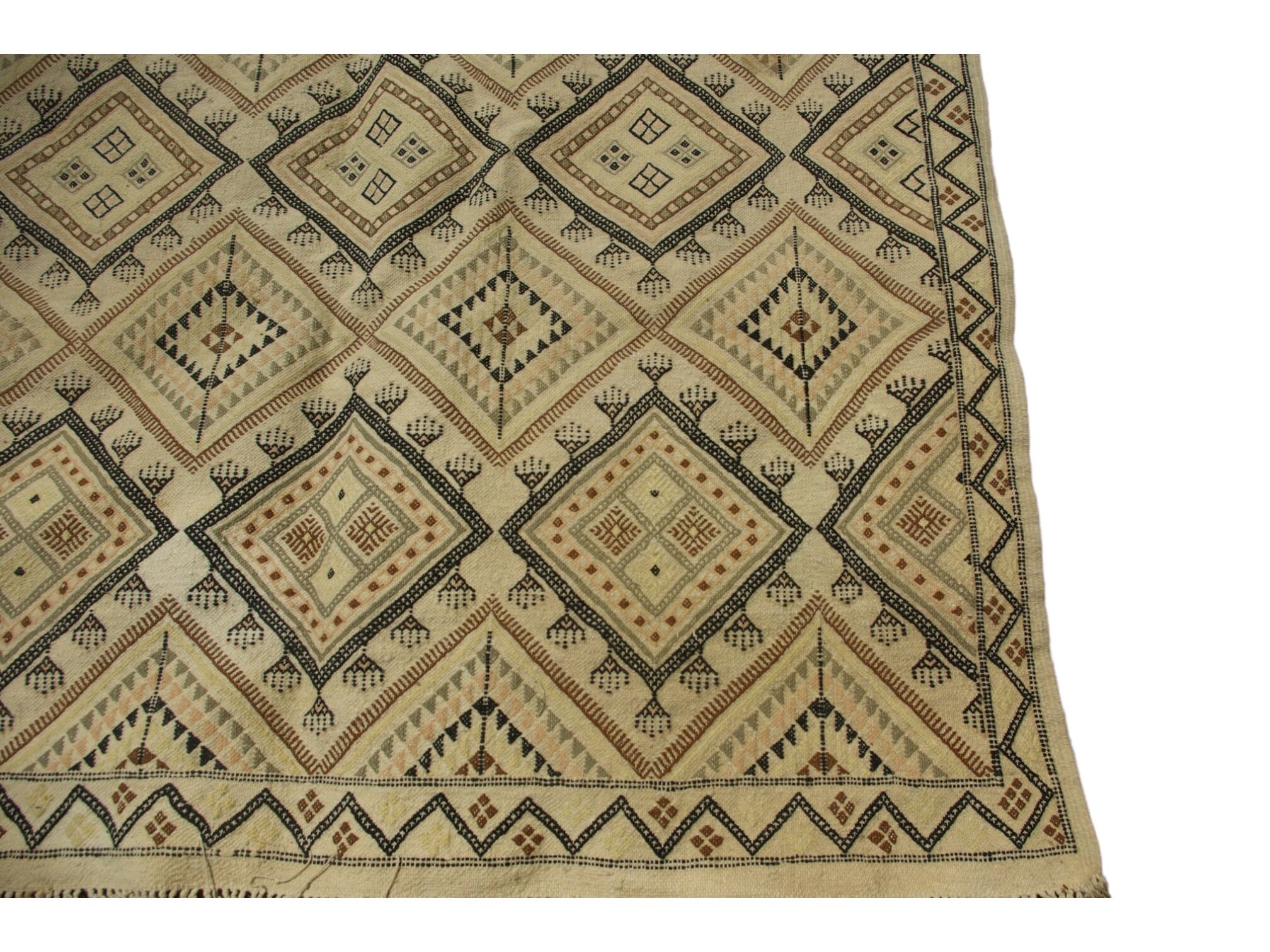 Tunisian carpet 335 cm x 225 cm