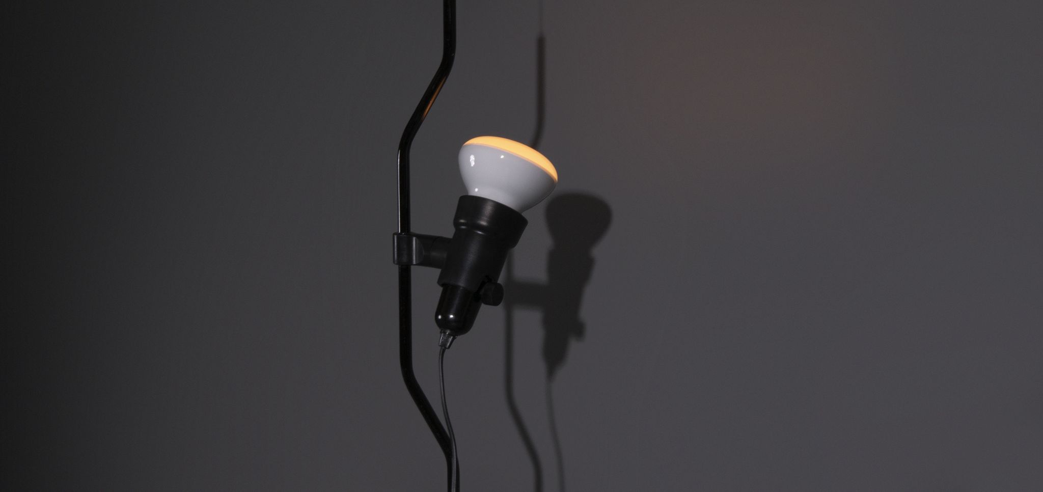 Suspension parentesi conçue par Achille Castiglioni et Pio Manzù dans les années 1970