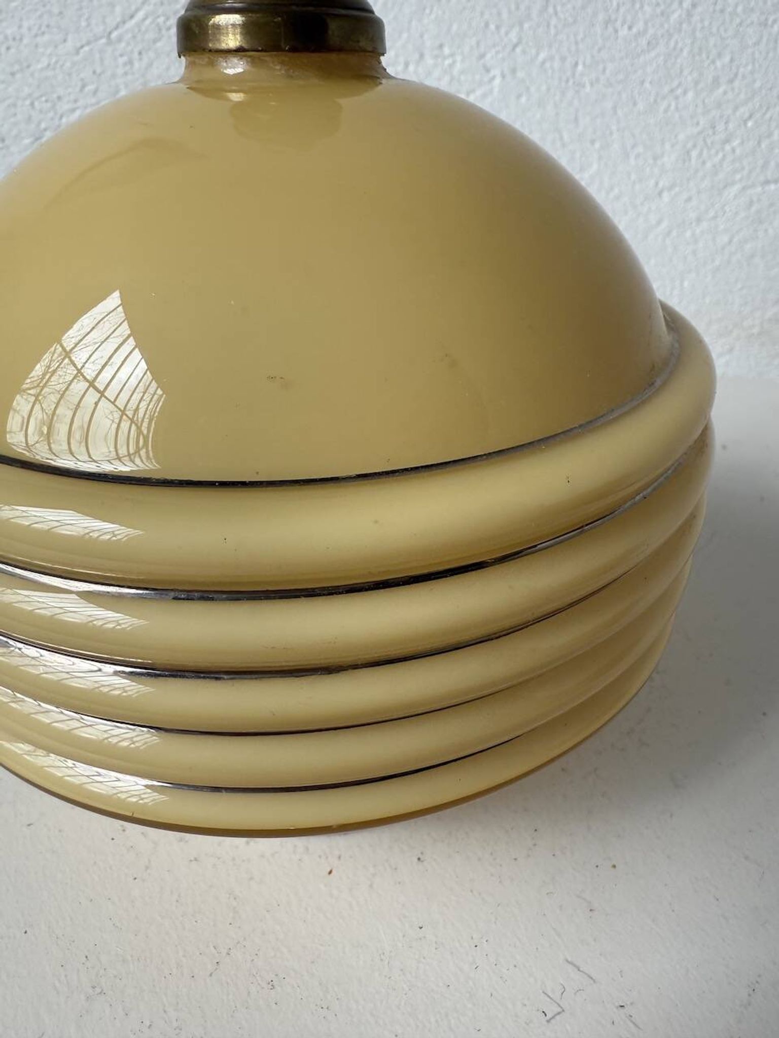 Lampe de table opaline Art Déco tchécoslovaquie