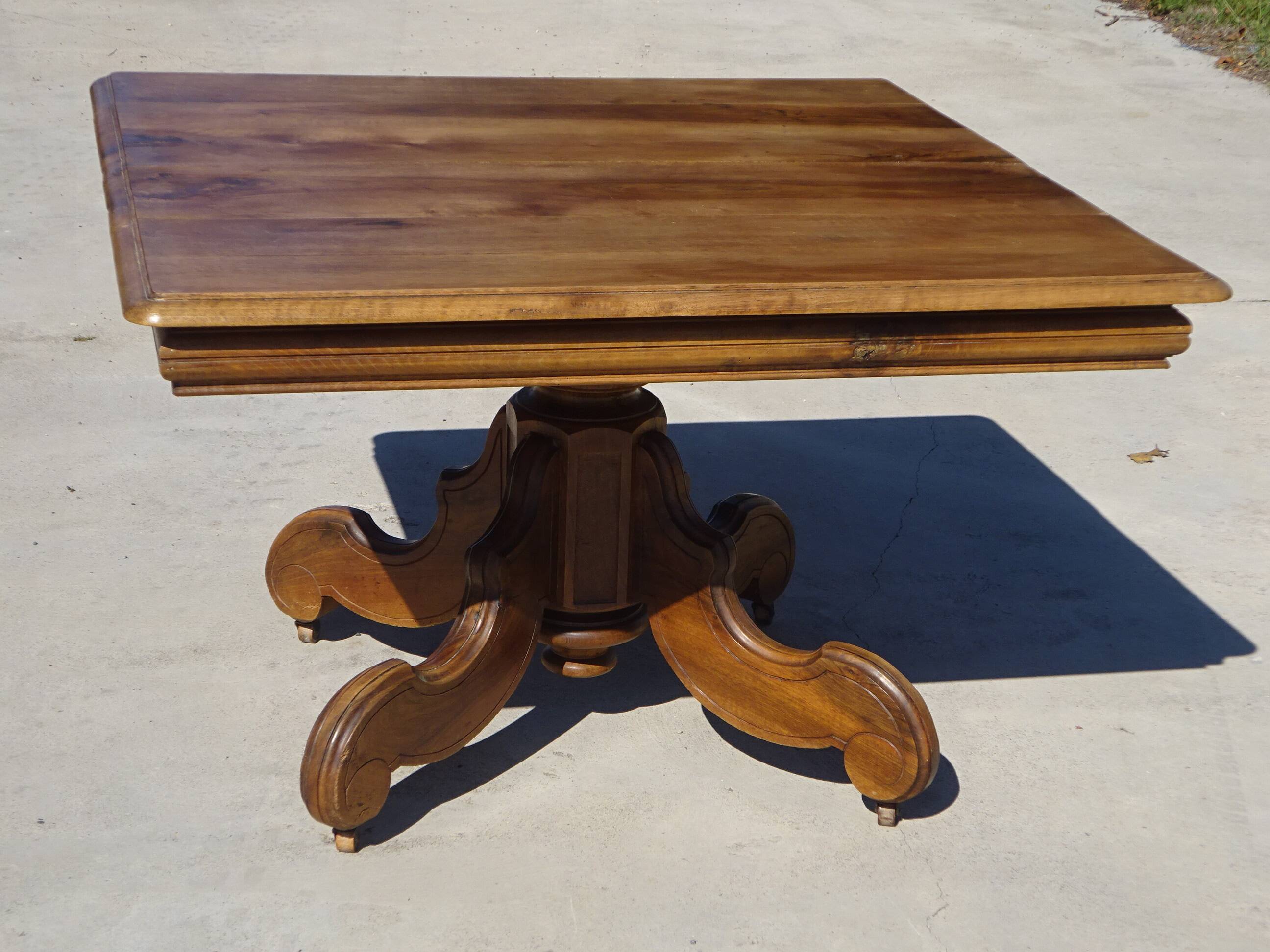 Ancienne table carrée en noyer avec pied central