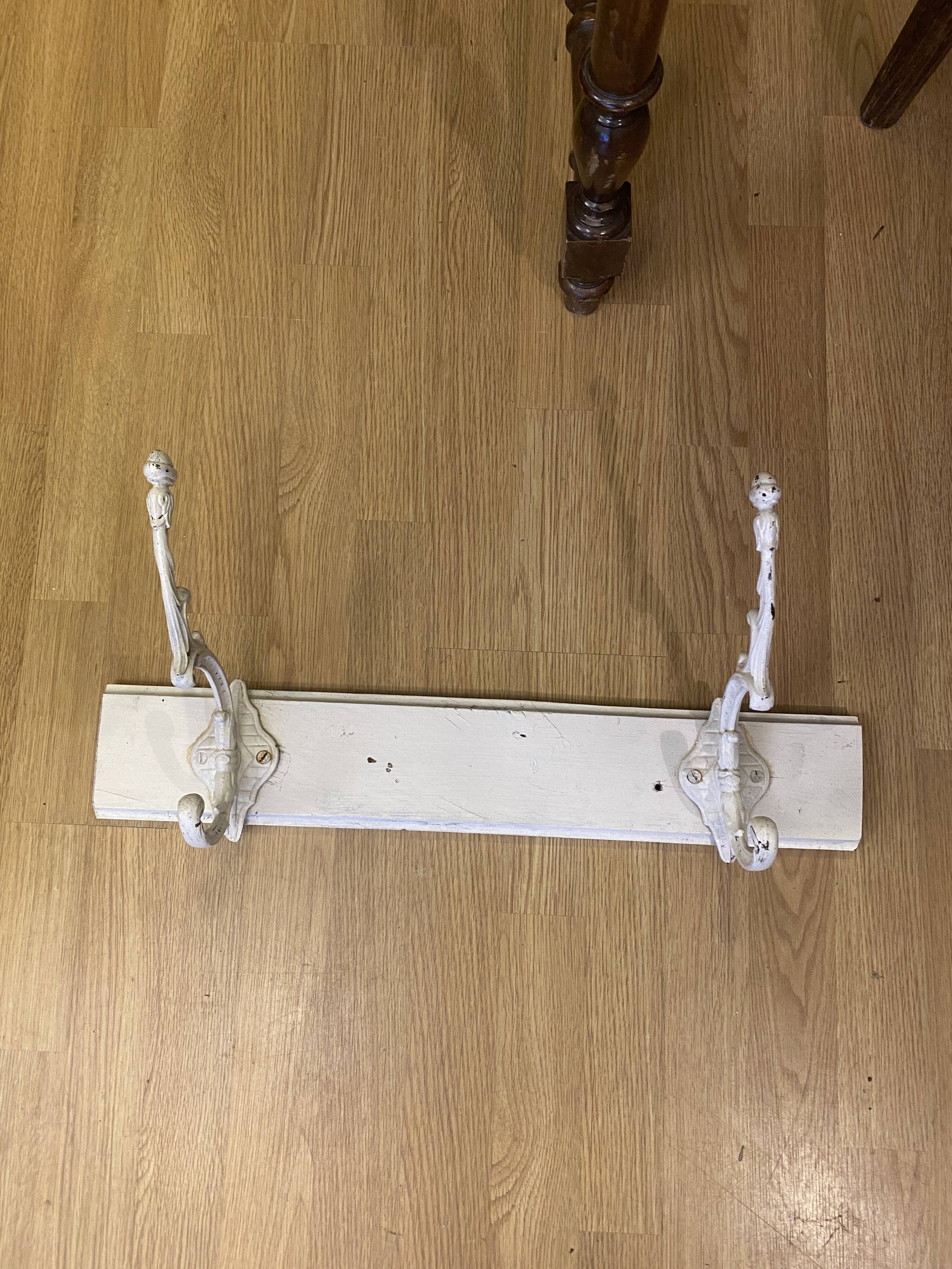 Wall coat door patère